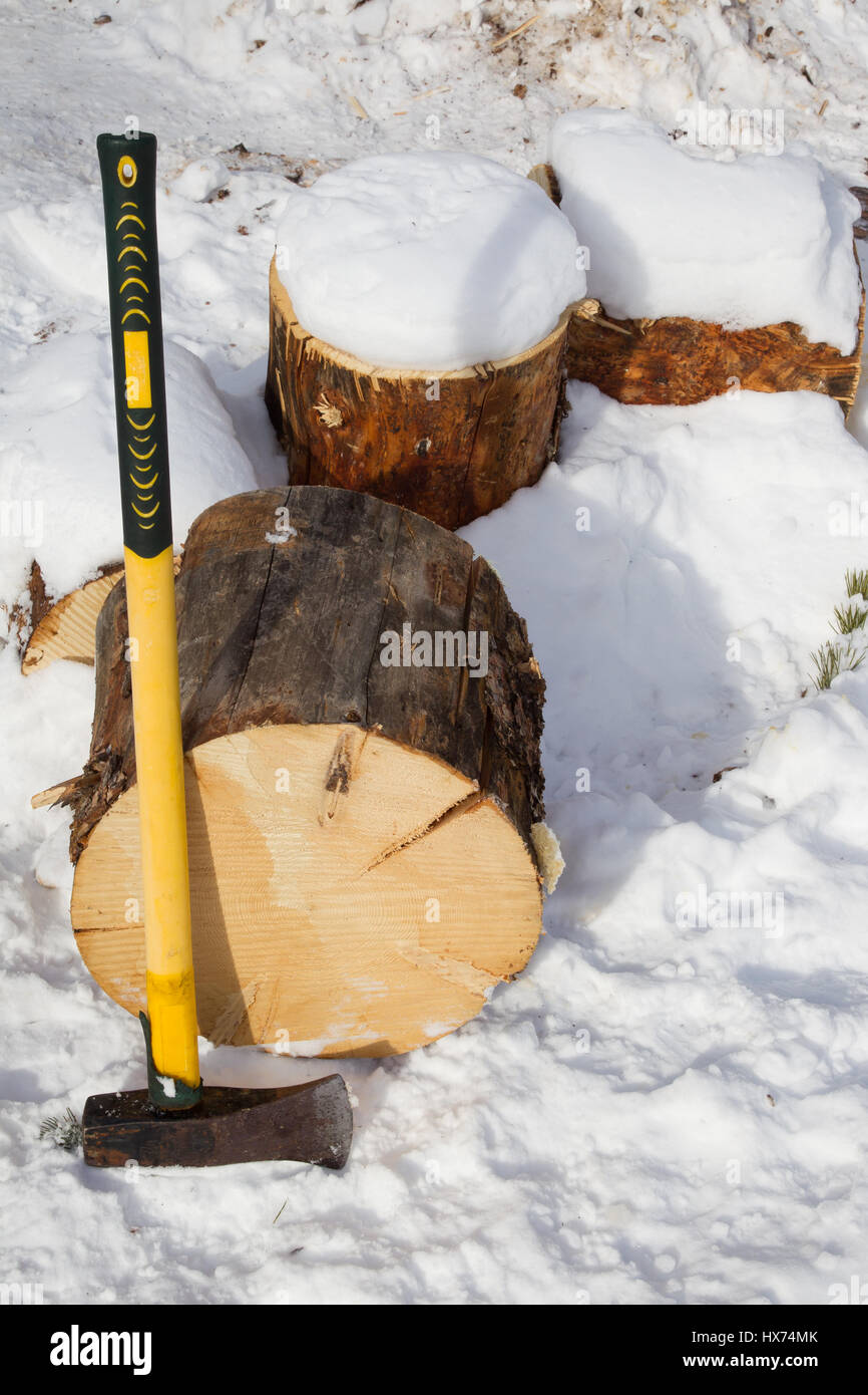 Pronto per l'inverno di legna da ardere la suddivisione con un grande hefty ax Foto Stock