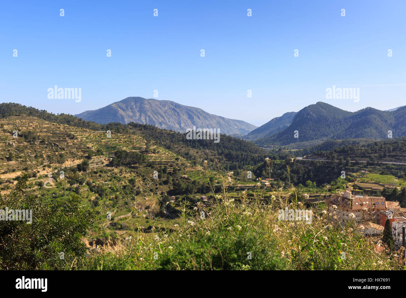 Montagna panoramica e paese viste laterali, il Sella, la regione di Valencia, Spagna Foto Stock