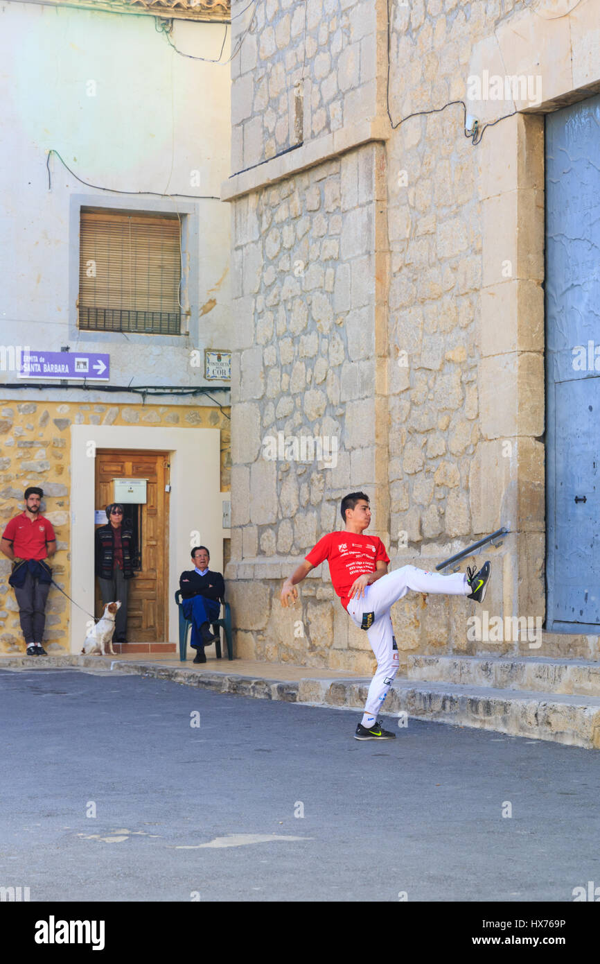 Un giocatore partecipa al gioco tradizionale di Pilota Valenciana, nella piazza principale di Sella, Spagna Foto Stock