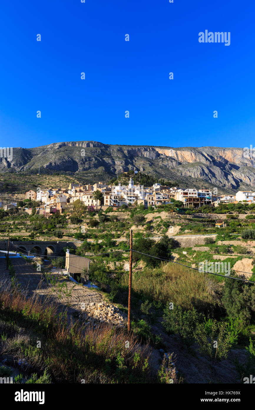 Il tipico villaggio di montagna di Sella, regione di Alicante, Spagna Foto Stock