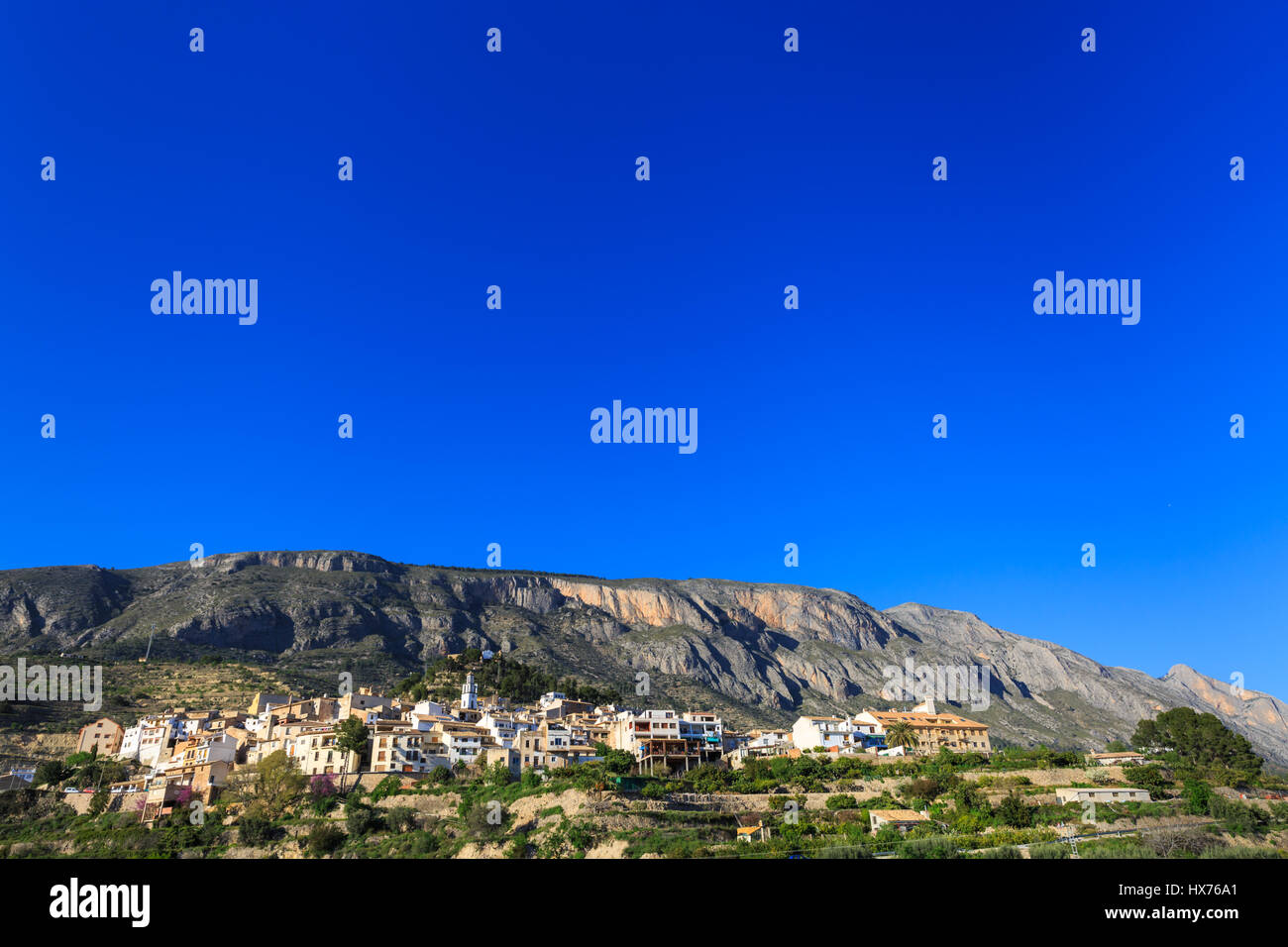 Il tipico villaggio di montagna di Sella, regione di Alicante, Spagna Foto Stock