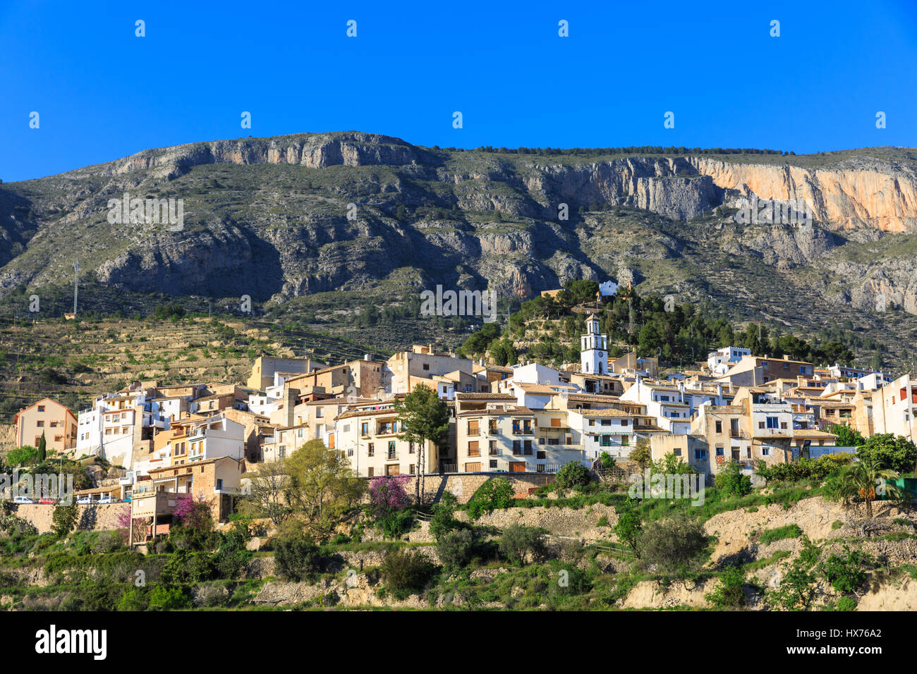 Il tipico villaggio di montagna di Sella, regione di Alicante, Spagna Foto Stock