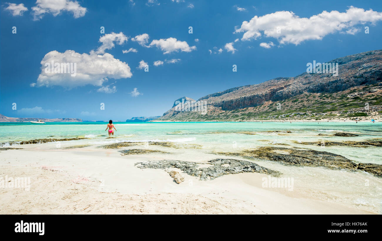 Laguna di Balos sull isola di Creta, Grecia. I turisti relax e bagno nelle acque cristalline di Balos beach. Foto Stock