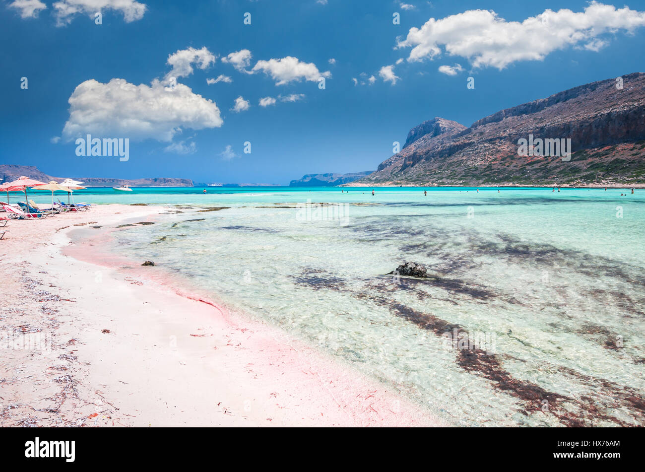 Laguna di Balos sull isola di Creta, Grecia. I turisti relax e bagno nelle acque cristalline di Balos beach. Foto Stock