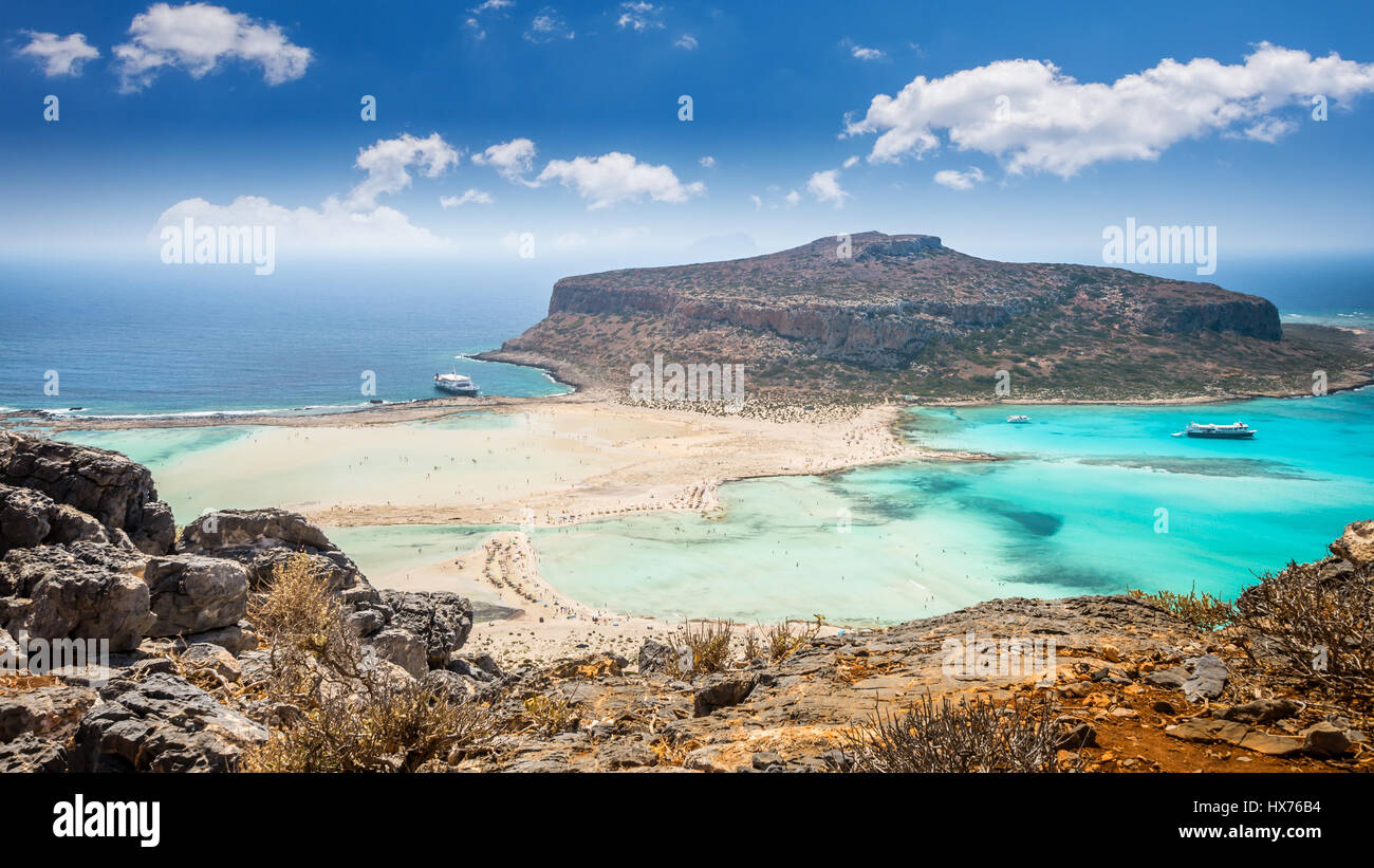 Laguna di Balos sull isola di Creta, Grecia. I turisti relax e bagno nelle acque cristalline di Balos beach. Foto Stock