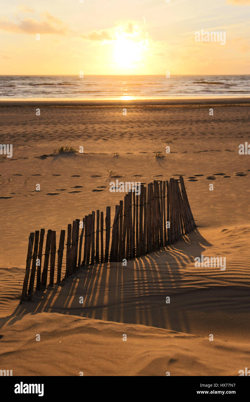 Tramonto al Dutch costa del Mare del Nord Foto Stock