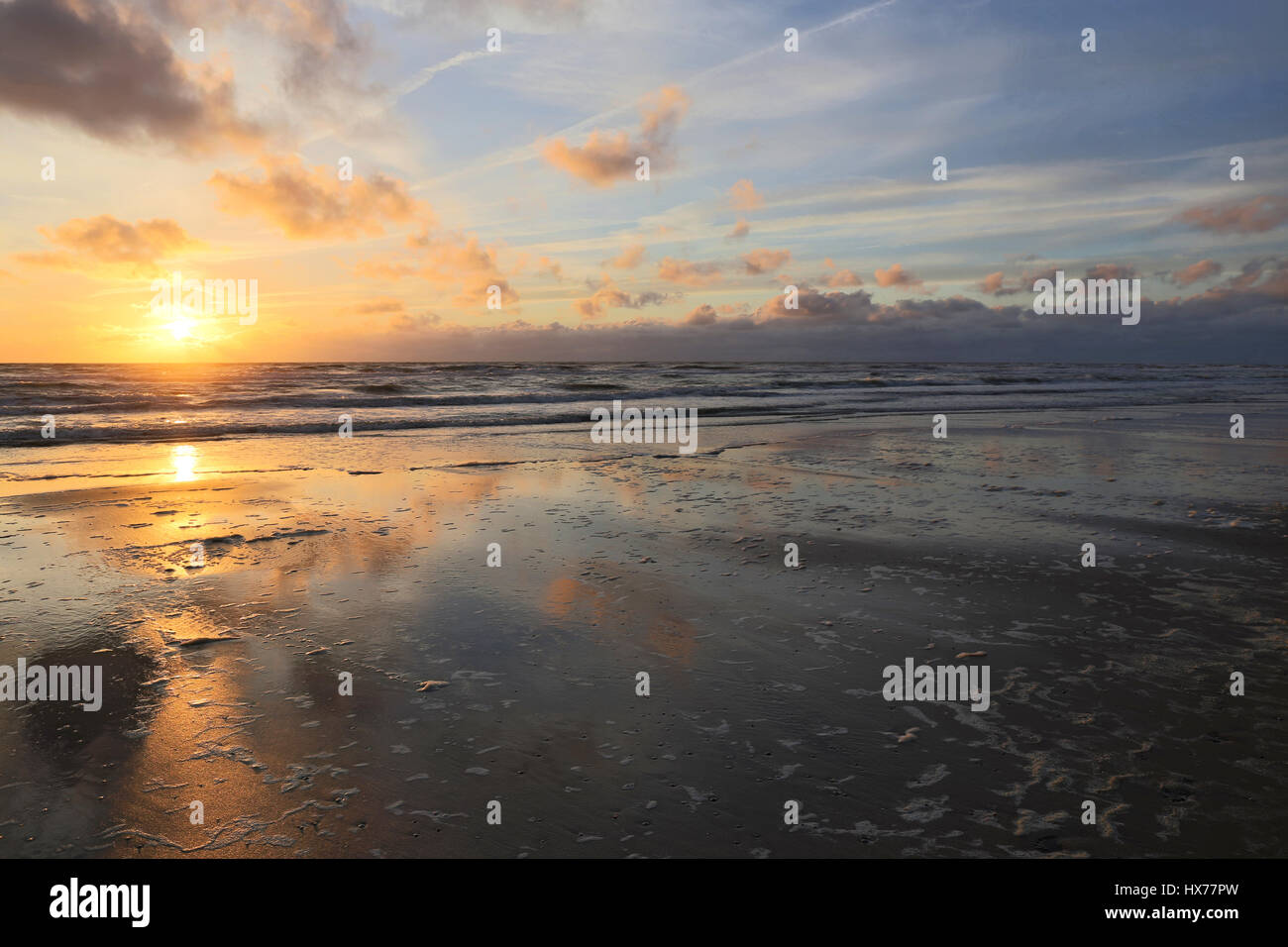 Tramonto al Dutch costa del Mare del Nord Foto Stock