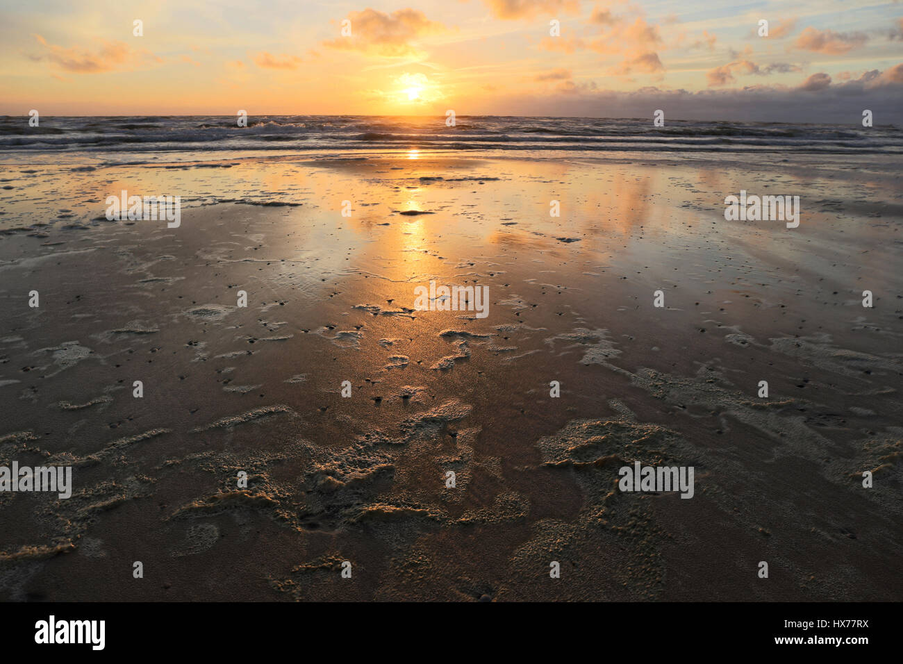 Tramonto al Dutch costa del Mare del Nord Foto Stock