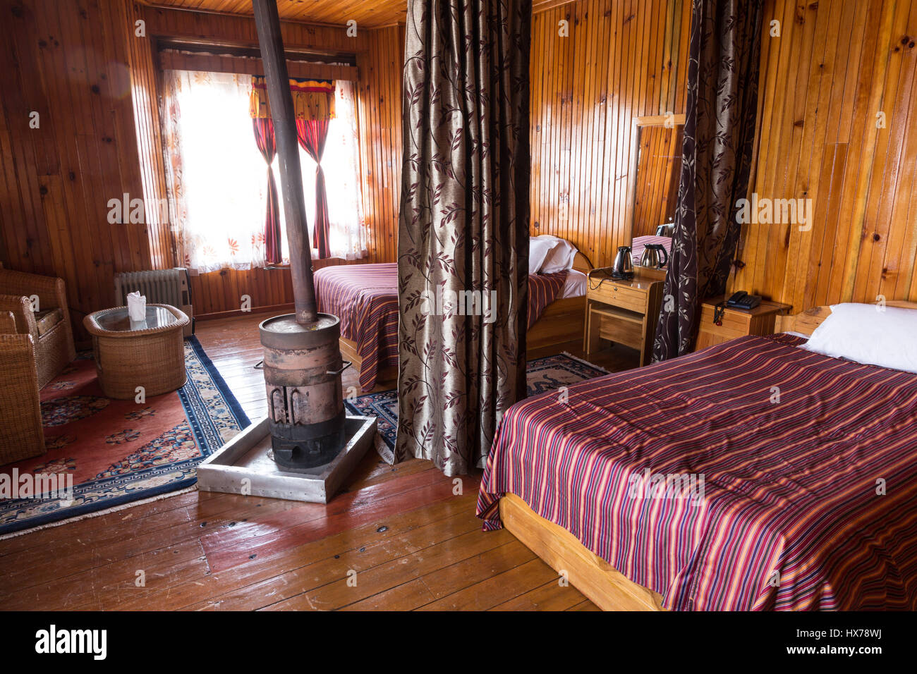 Camera in hotel nel resort Dochula o Hotel a Dochu La Pass con una stufa di ferro di getto per il calore. Il Bhutan. Foto Stock