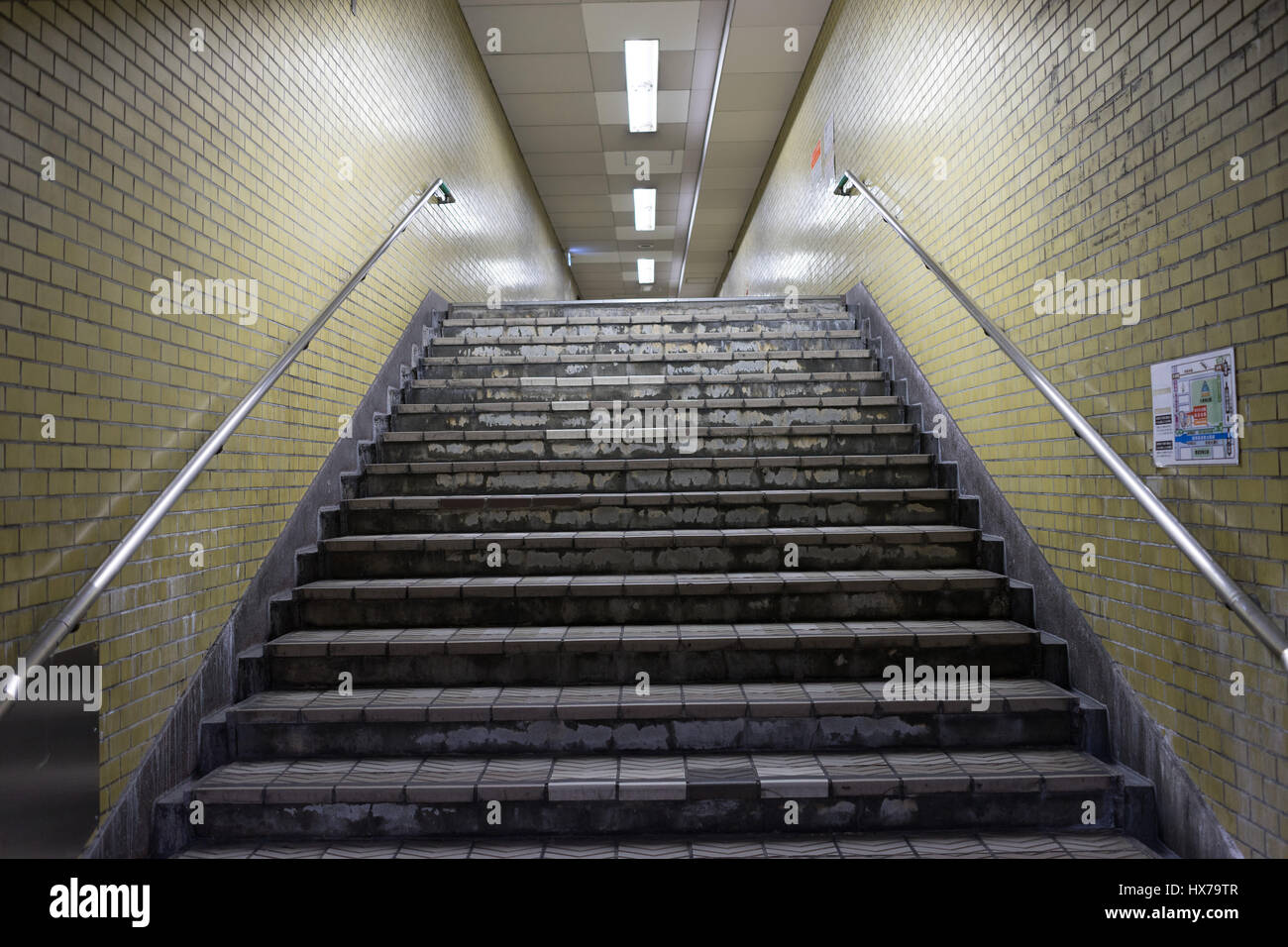 Vista dalla metropolitana sotto terra scale via di passaggio Foto Stock