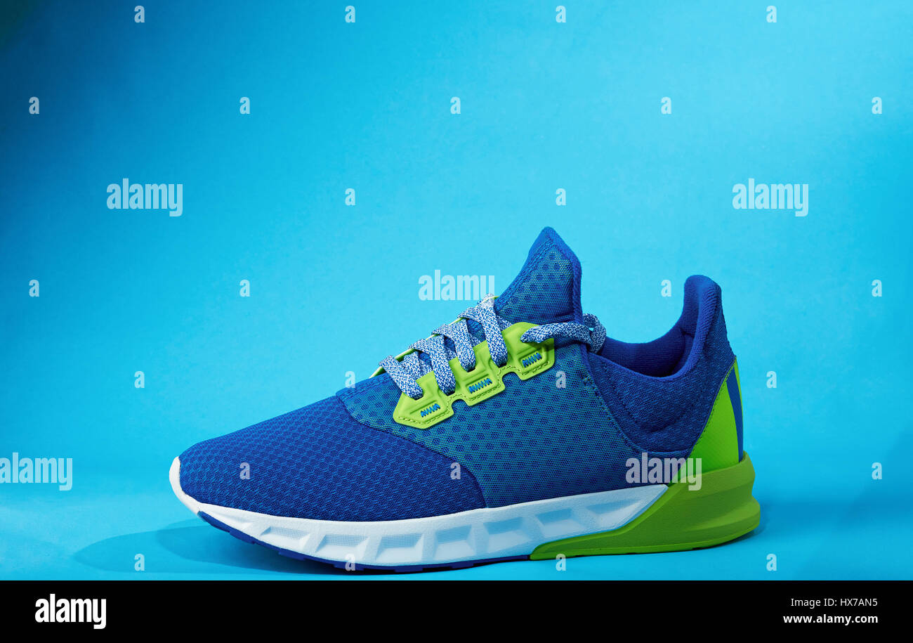 Una nuova e colorata calzatura moderna isolato su sfondo blu. Una sneaker scarpa Foto Stock