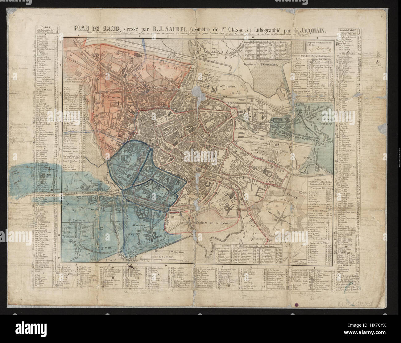 Questa mappa di Gand, creata da B.J. Saurel e G. Jacqmain, fornisce una rappresentazione dettagliata e storica della città belga. Mostra il layout urbano, le strade e i punti di riferimento principali dell'epoca. Foto Stock
