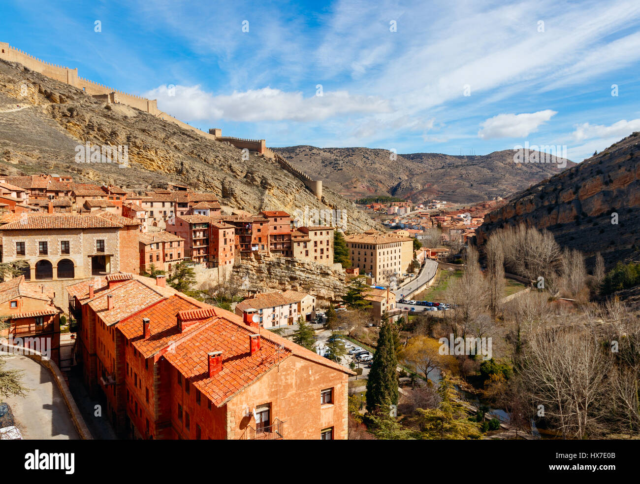 Vista su Albarricin, le sue mura e la valle in una giornata di sole con un cielo blu con nuvole. Teruel, Spagna. Foto Stock