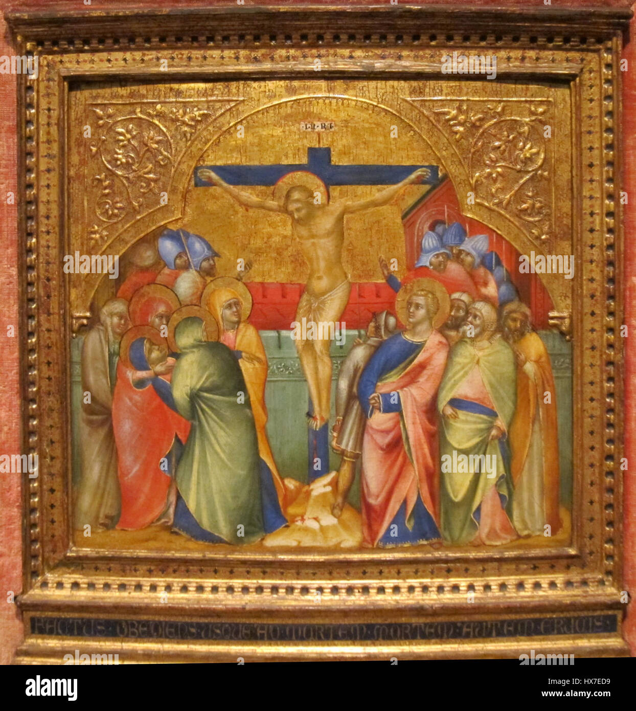 Questa tempera trecentesca e doratura attribuita a Niccolò di Giacomo da Bologna raffigura la Crocifissione. E' un esempio di arte religiosa medievale italiana, caratterizzata dai suoi colori vivaci e dai dettagli in foglia oro. Foto Stock