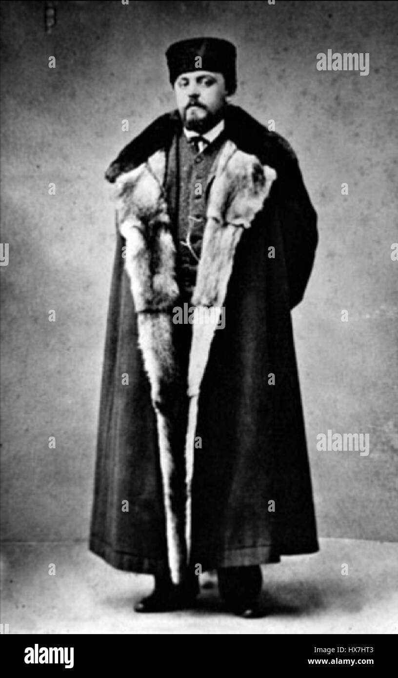 Savva Mamontov era un uomo d'affari e filantropo russo, spesso raffigurato in ritratti con abbigliamento formale. Questo particolare ritratto lo mostra in un cappotto invernale, enfatizzando il suo status e la sua ricchezza nella società russa del XIX secolo. Foto Stock