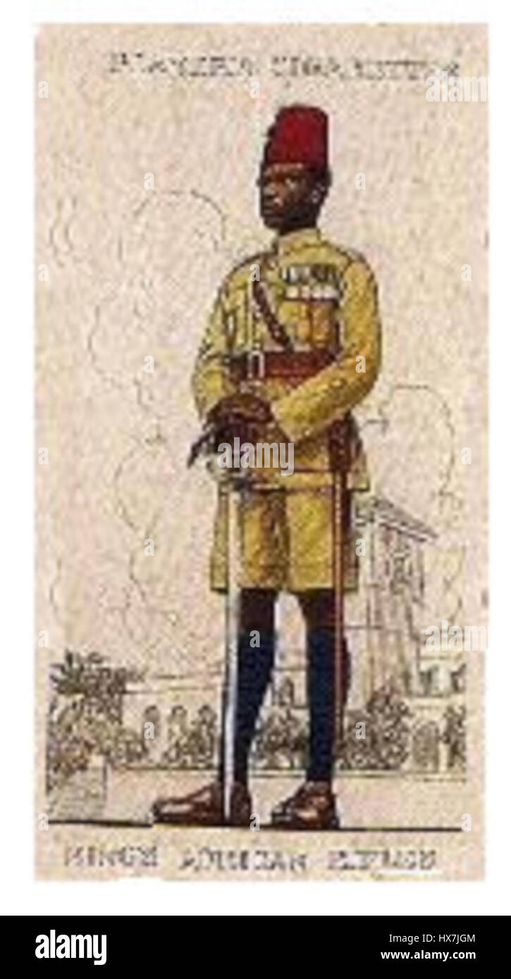 Il "Soldier of the King's African Rifles" rappresenta un membro dell'unità militare istituita dall'Impero britannico all'inizio del XX secolo. I King's African Rifles giocarono un ruolo significativo nelle campagne militari coloniali in Africa orientale, con soldati reclutati da vari gruppi etnici in tutta la regione. Foto Stock