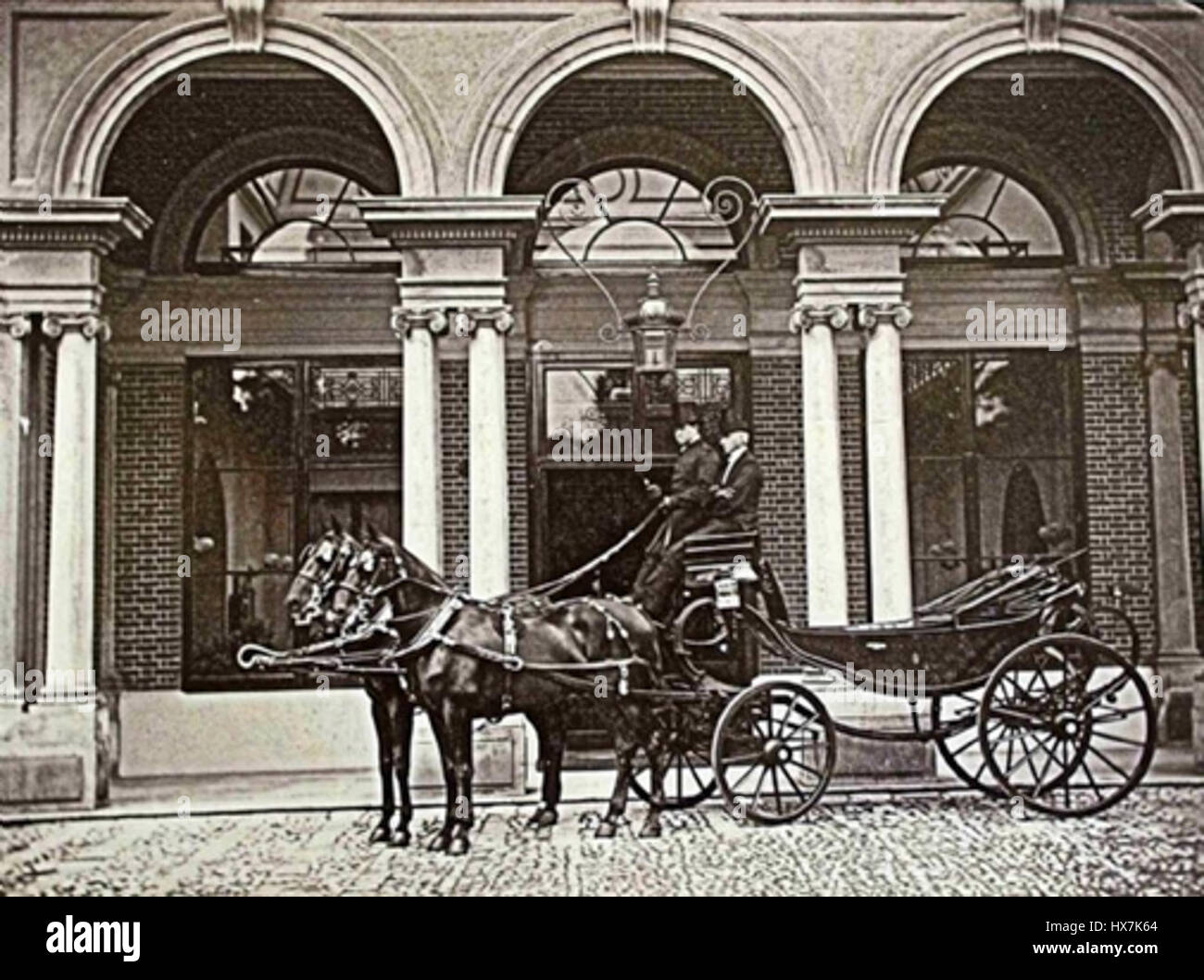 Il portico Tehidy, costruito intorno al 1900, è una struttura architettonica che mostra la grandezza del design dei primi anni del XX secolo. Il portico si erge come un esempio di architettura classica, spesso associata a proprietà di campagna nel Regno Unito. Foto Stock