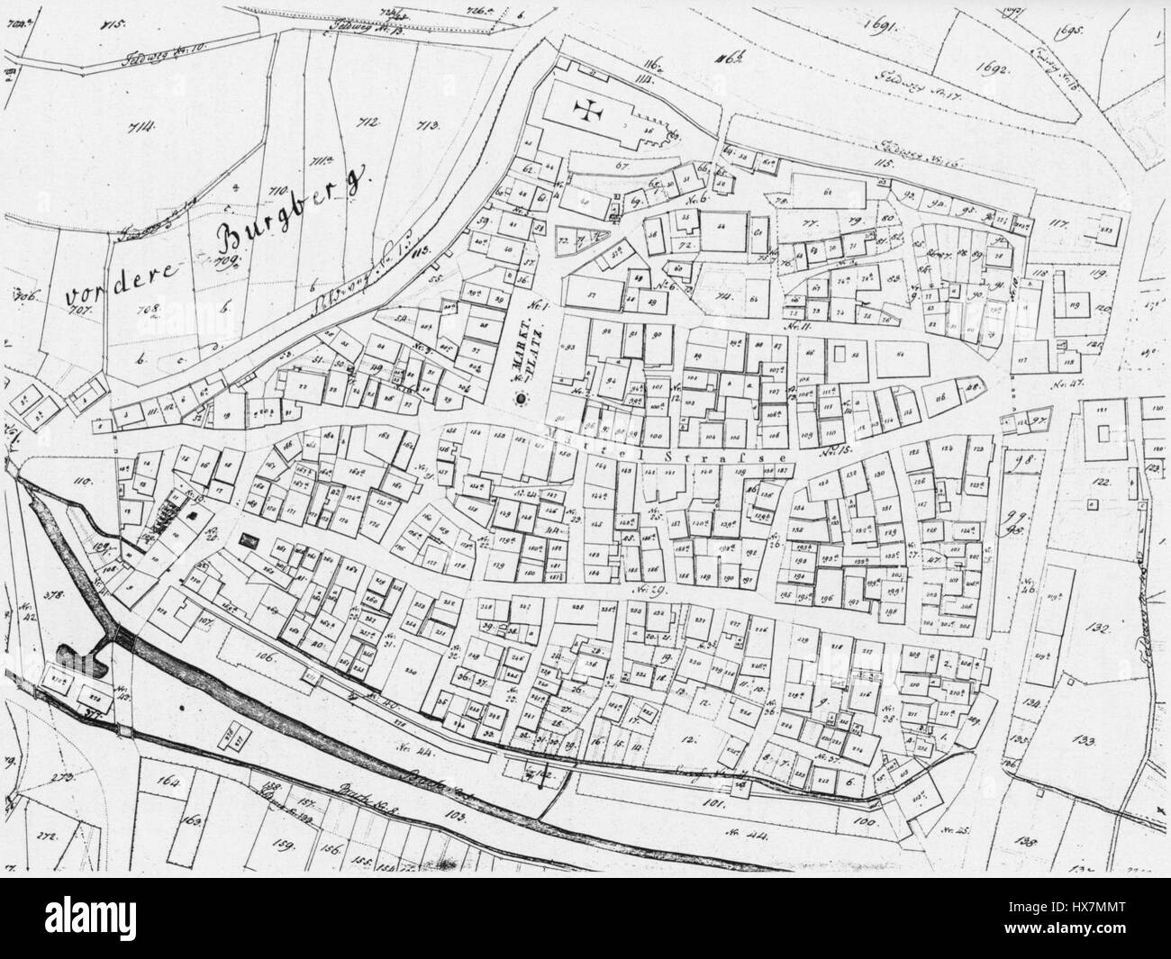 Il "Weinsberg Urkatasterplan" del 1834 è una mappa catastale della città di Weinsberg in Germania, che mostra la sua disposizione e le divisioni di terra durante l'inizio del XIX secolo. Questa mappa mette in evidenza l'organizzazione della città e dei suoi terreni circostanti, cruciale per la proprietà terriera e i registri di proprietà all'epoca. Foto Stock