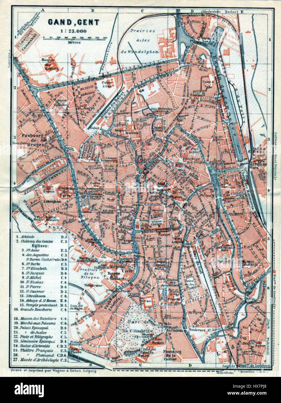 Questa mappa del 1910 di Gand, creata da Wagner e Debes, descrive in dettaglio la struttura della città durante l'inizio del XX secolo, con un'attenzione particolare alle strade, ai monumenti e alla pianificazione urbana del periodo. Foto Stock