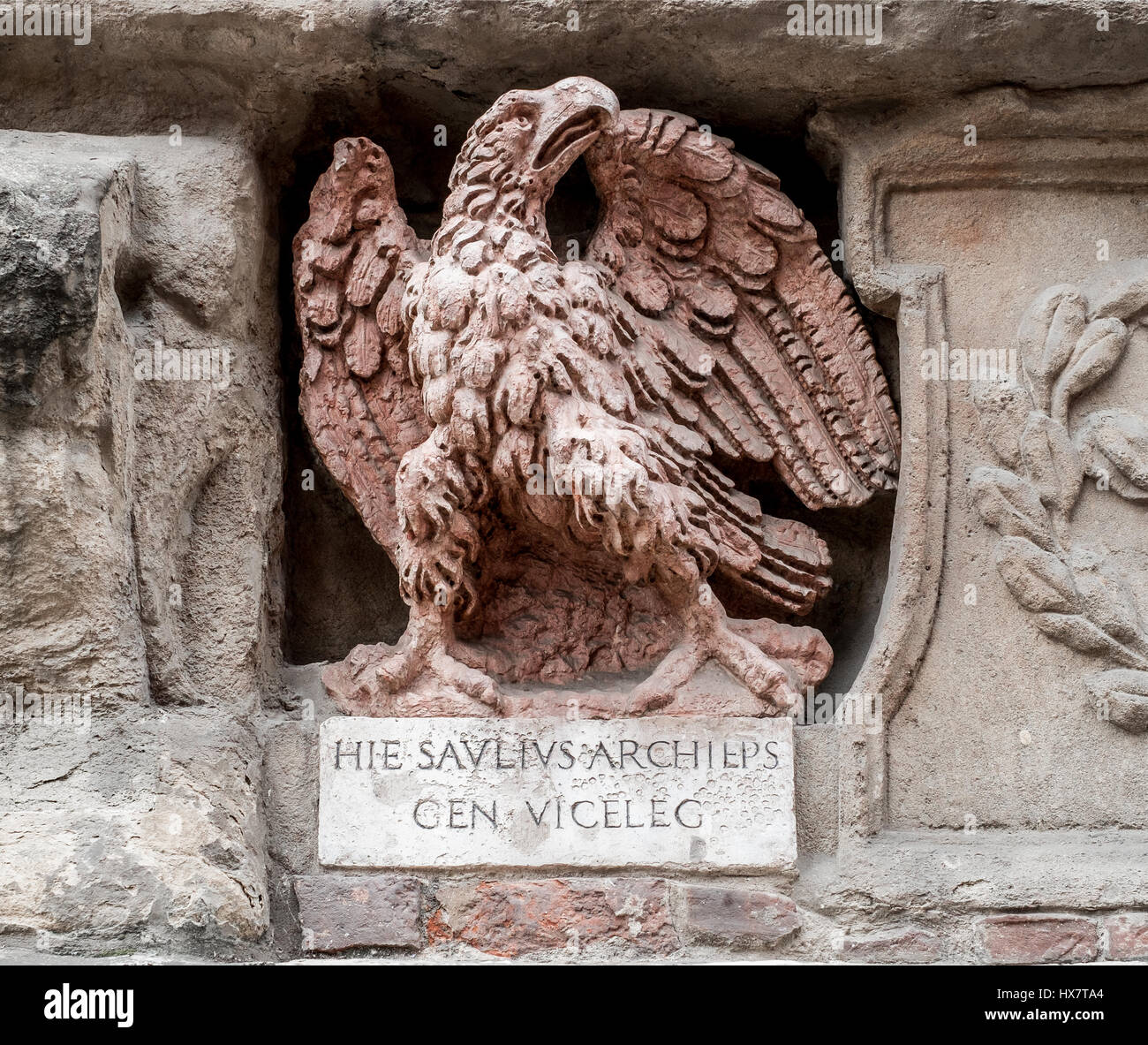 Renaissance eagle, scultura collocata nella piazza principale della città di Bologna, Italia Foto Stock