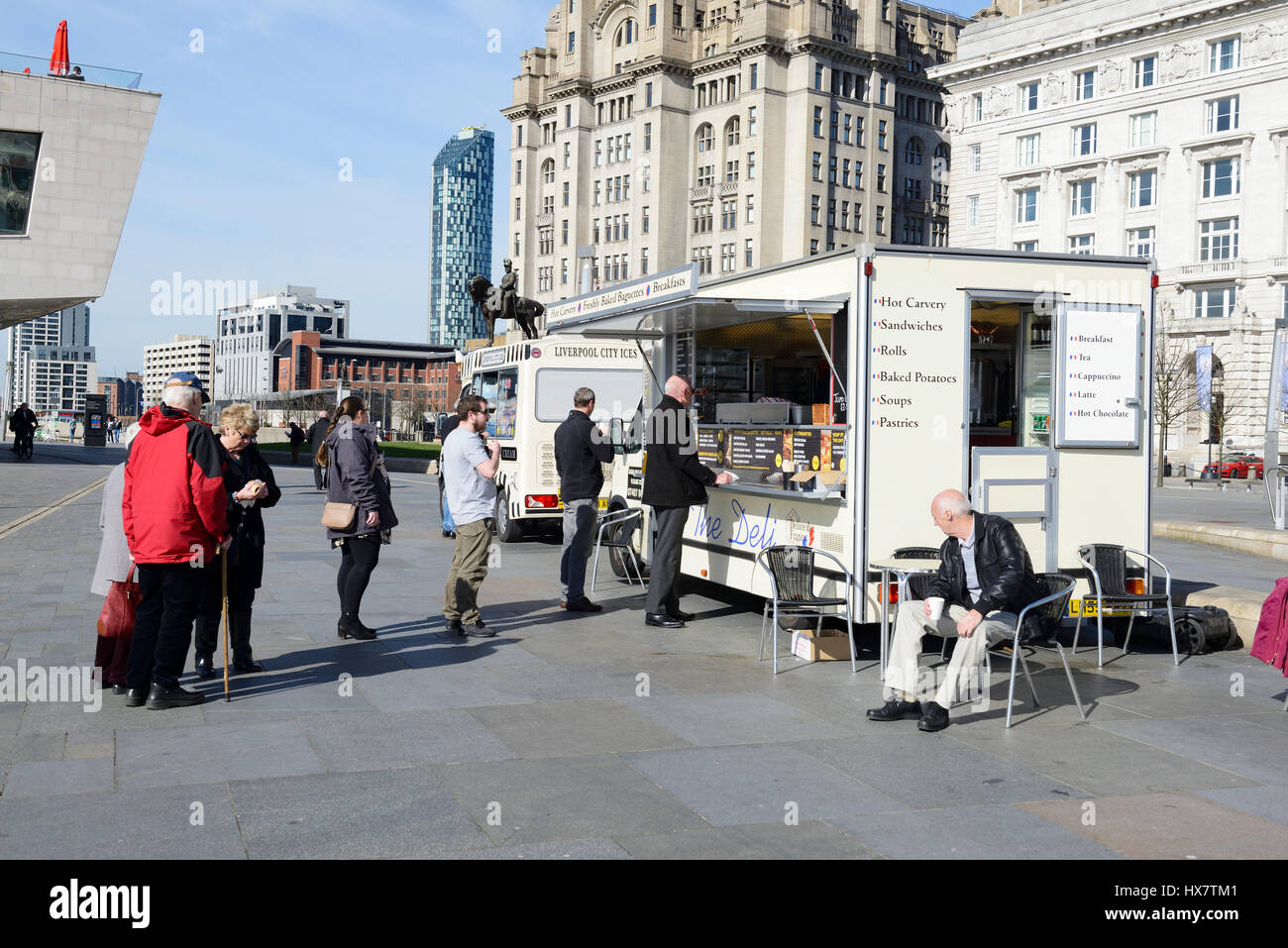 Il fast food snack van al Pier Head, Liverpool, una popolare e movimentata area di fronte Liverpools più edifici iconici. Foto Stock