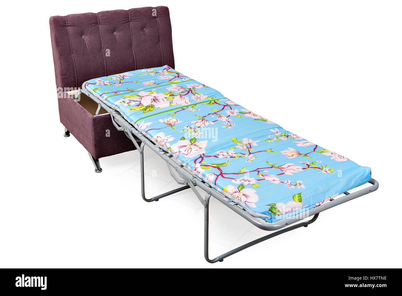 Nuovo divano letto singolo-sedia si trasforma in un letto singolo estrarre la poltrona, isolato su sfondo bianco con percorso di clipping. Foto Stock