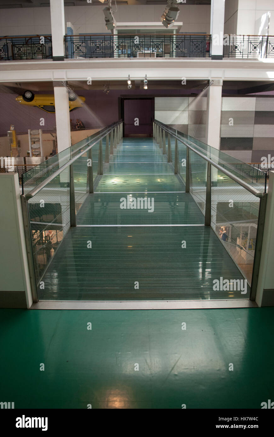Un ponte di vetro nella sfida della sezione Materiali presso il Science Museum di Londra Foto Stock