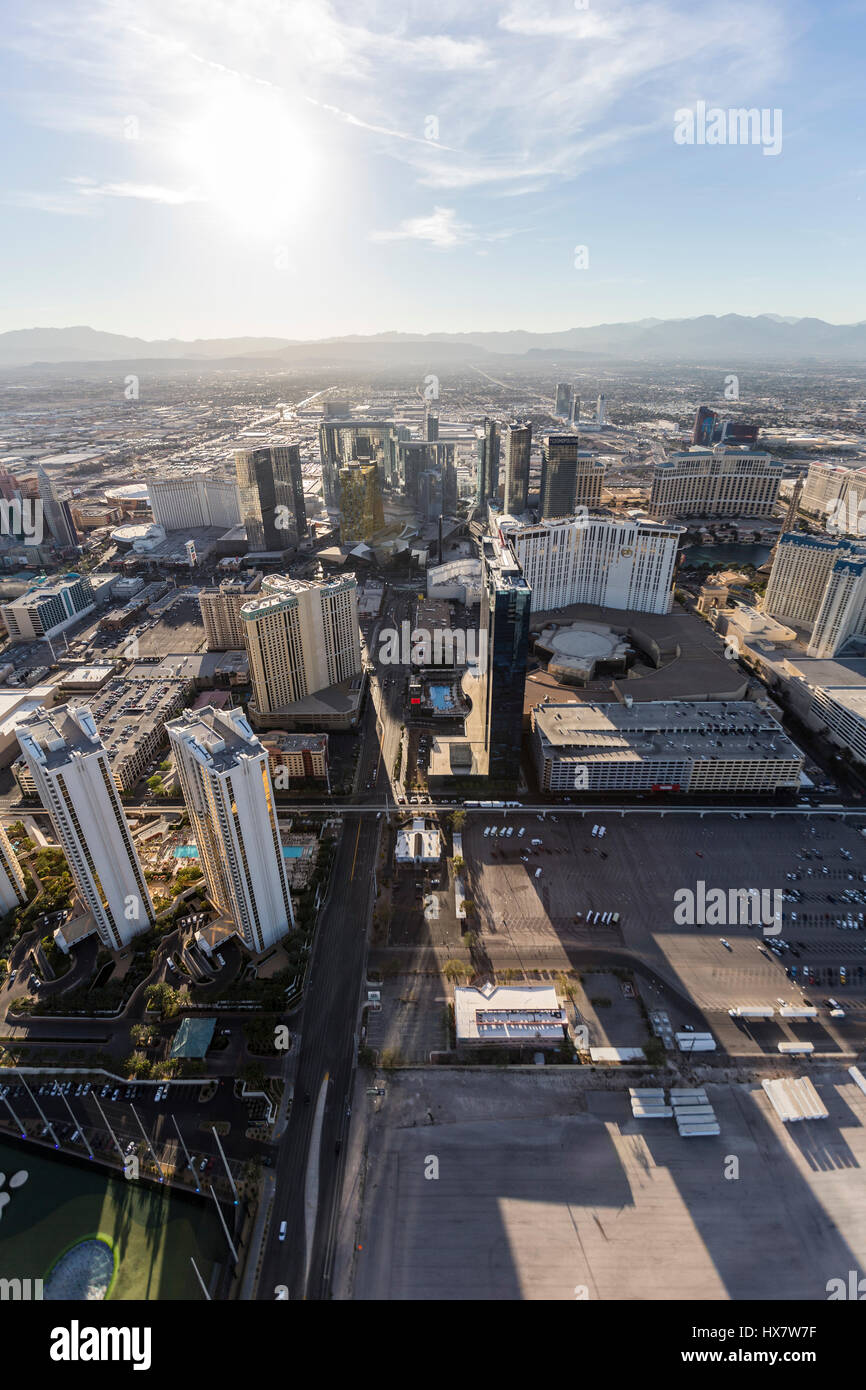 Las Vegas, Nevada, Stati Uniti d'America - 13 Marzo 2017: vista aerea verso il resort hotel torri sulla Strip di Las Vegas. Foto Stock