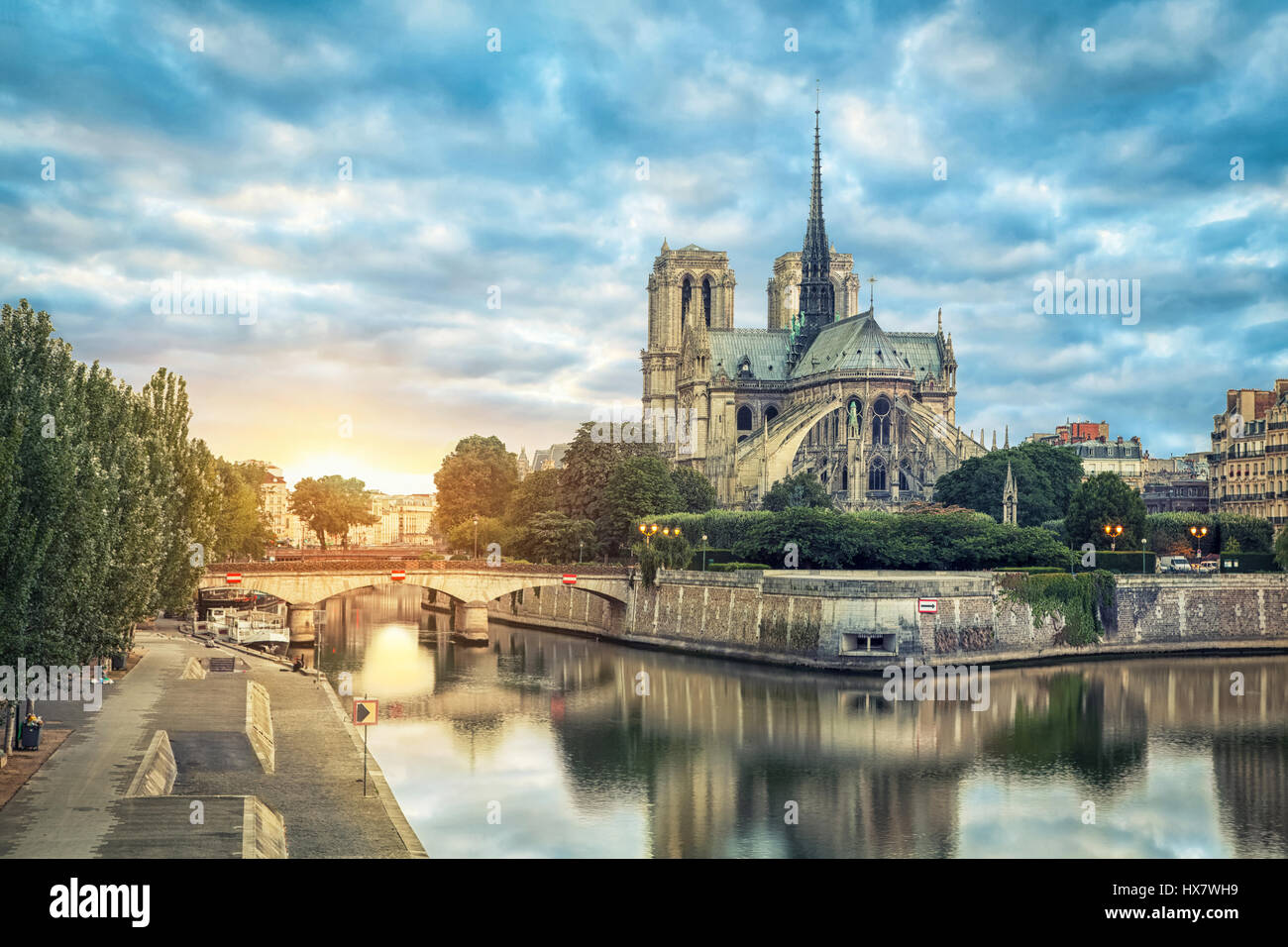 Notre Dame de Paris cathedral riflettente nel fiume su sunrise, Parigi, Francia Foto Stock