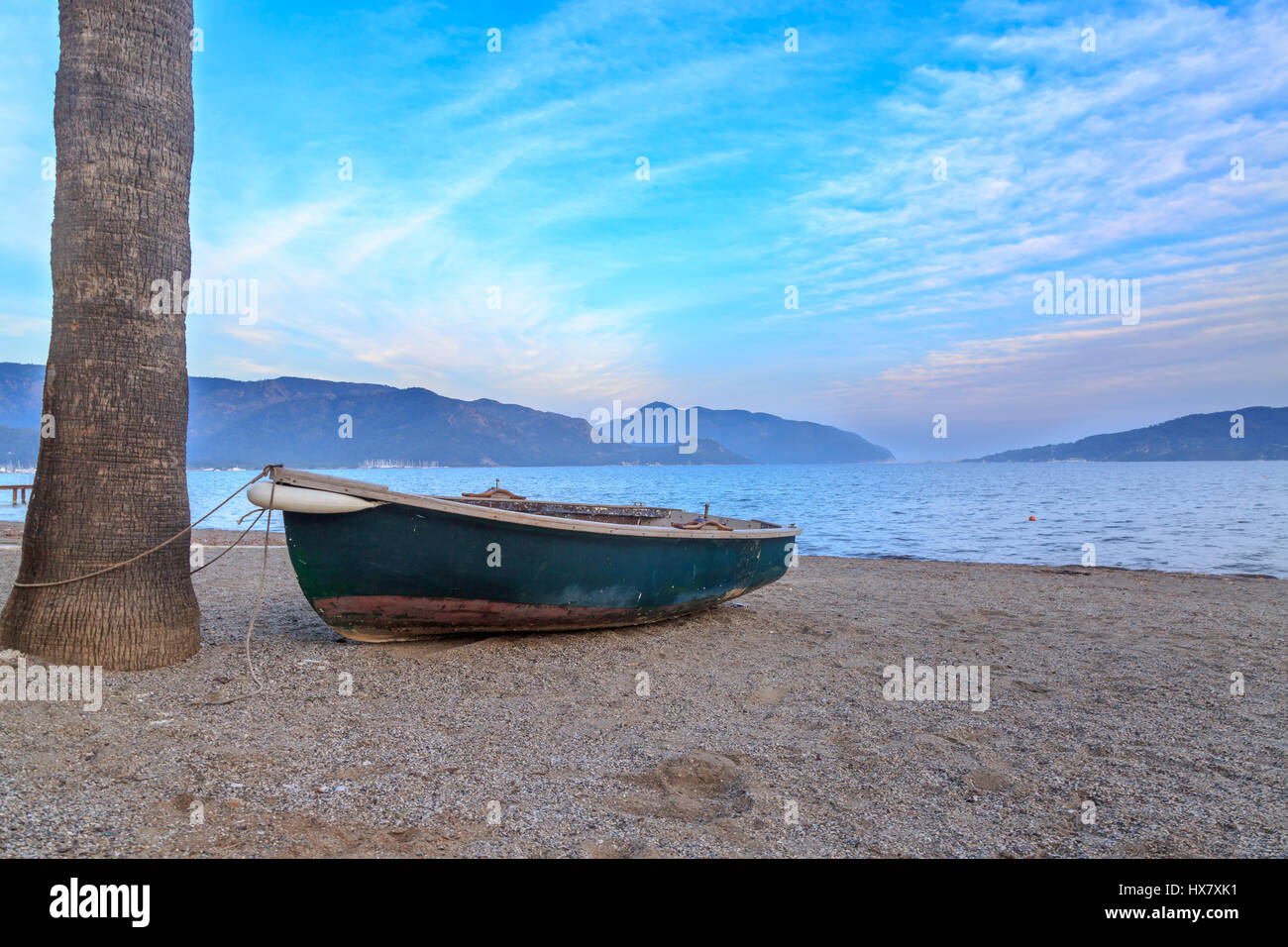 Barca verde sulle sabbie della spiaggia di Marmaris a Marmaris, Turchia Foto Stock