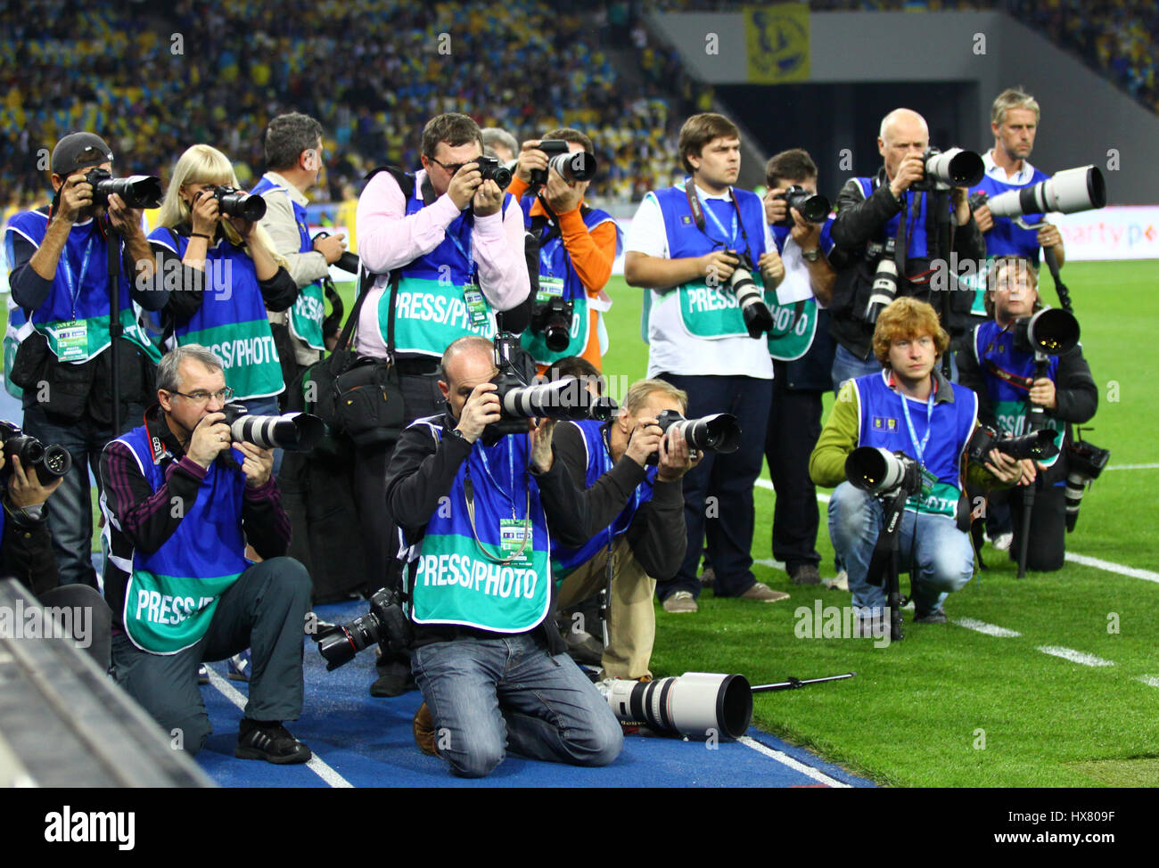 Kiev, Ucraina - 10 settembre 2013: folla di fotografi sportivi prima della Coppa del Mondo FIFA 2014 gioco qualificatore Ucraina vs Inghilterra a NSC Olympic Stadium Foto Stock