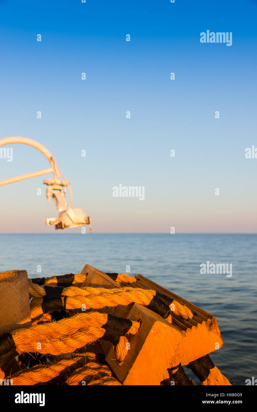 Canale di Piombino incrocio con ferry boat in estate Foto Stock