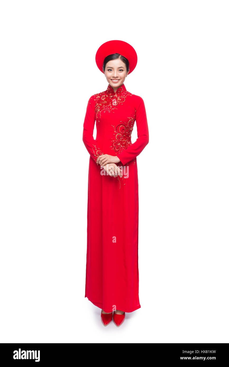 Per tutta la lunghezza della sposa vietnamita in rosso Ao dai vestiti tradizionali con hat. Foto Stock