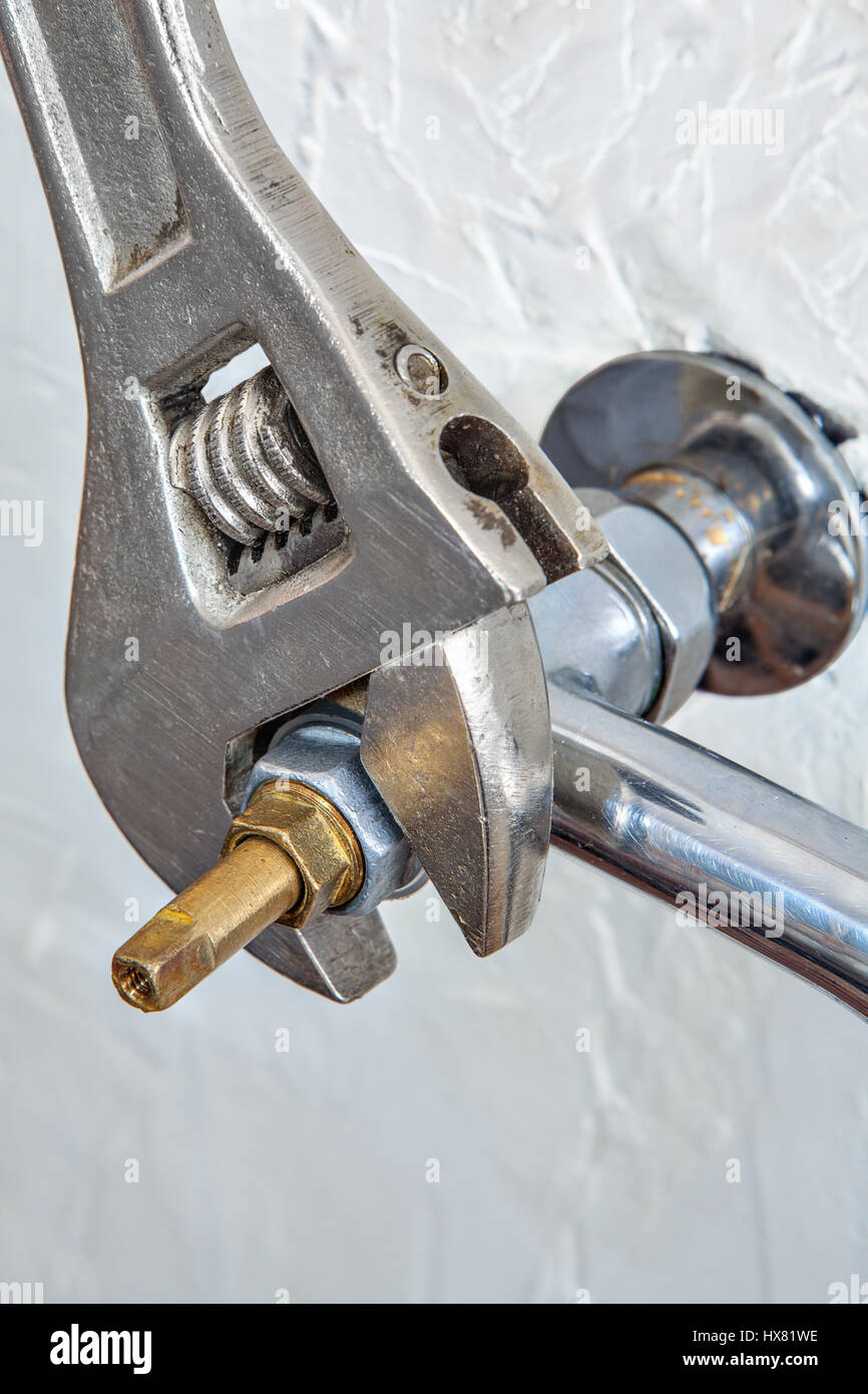 Close-up chiave regolabile di avvitamento per idraulici acqua valvola  rubinetto per il rubinetto Foto stock - Alamy