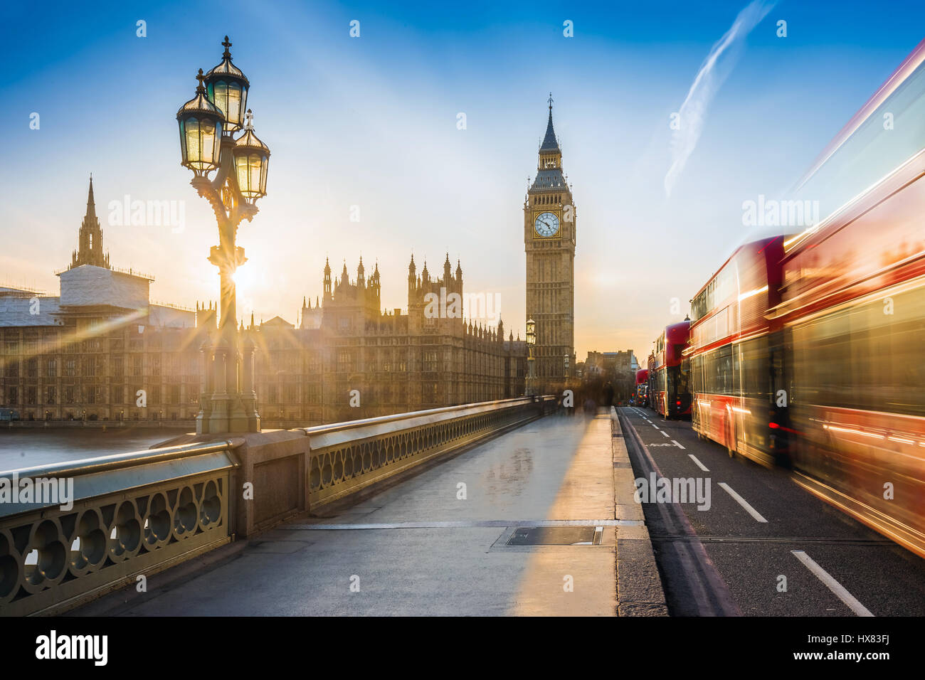 Londra, Inghilterra - la mitica il Big Ben e il Parlamento con la lampada posta e spostamento di famosi autobus rossi a due piani sul Westminster Bridge a su Foto Stock