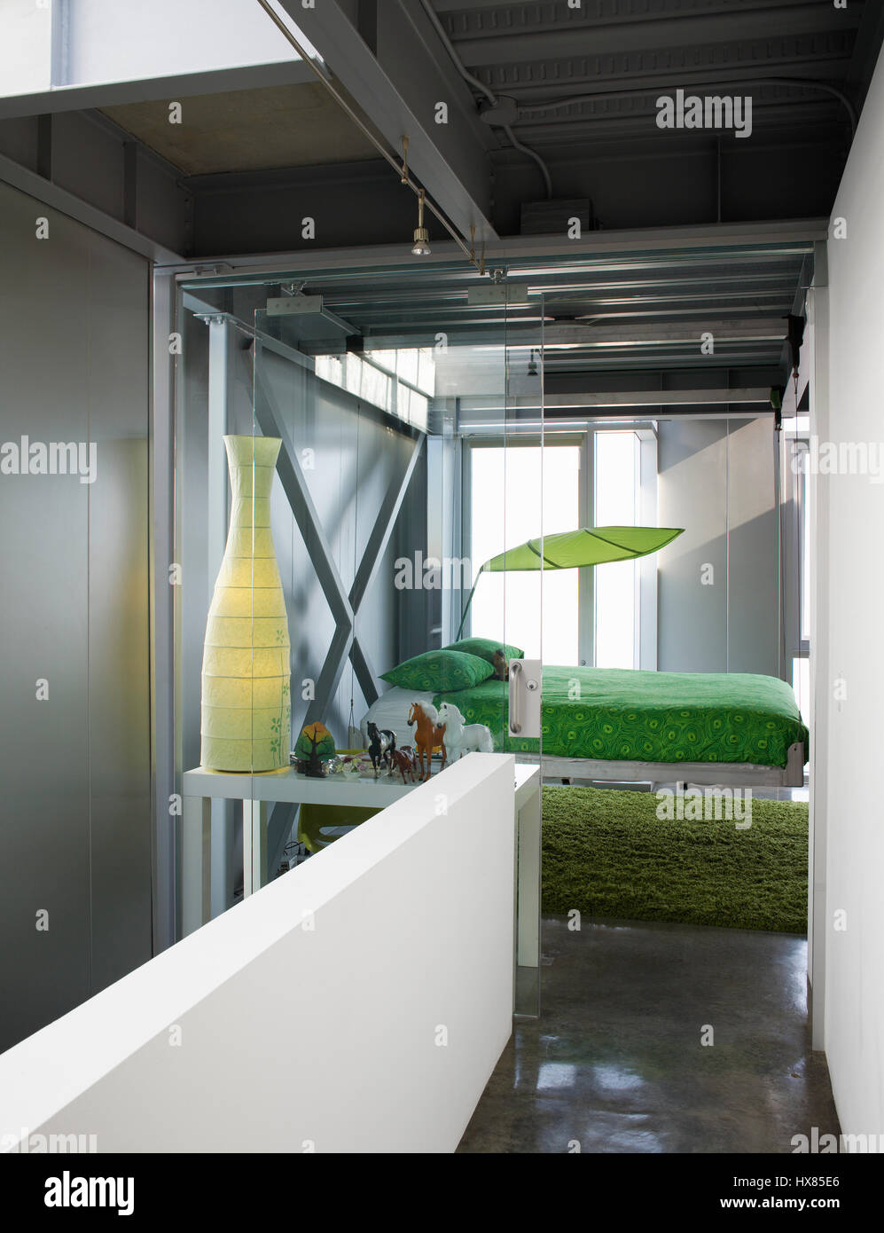 Terzo piano corridoio che conduce alla camera per bambini, angolo di visualizzazione. Casa del pannello, Los Angeles, Stati Uniti. Architetto: David Hertz, 2006. Foto Stock