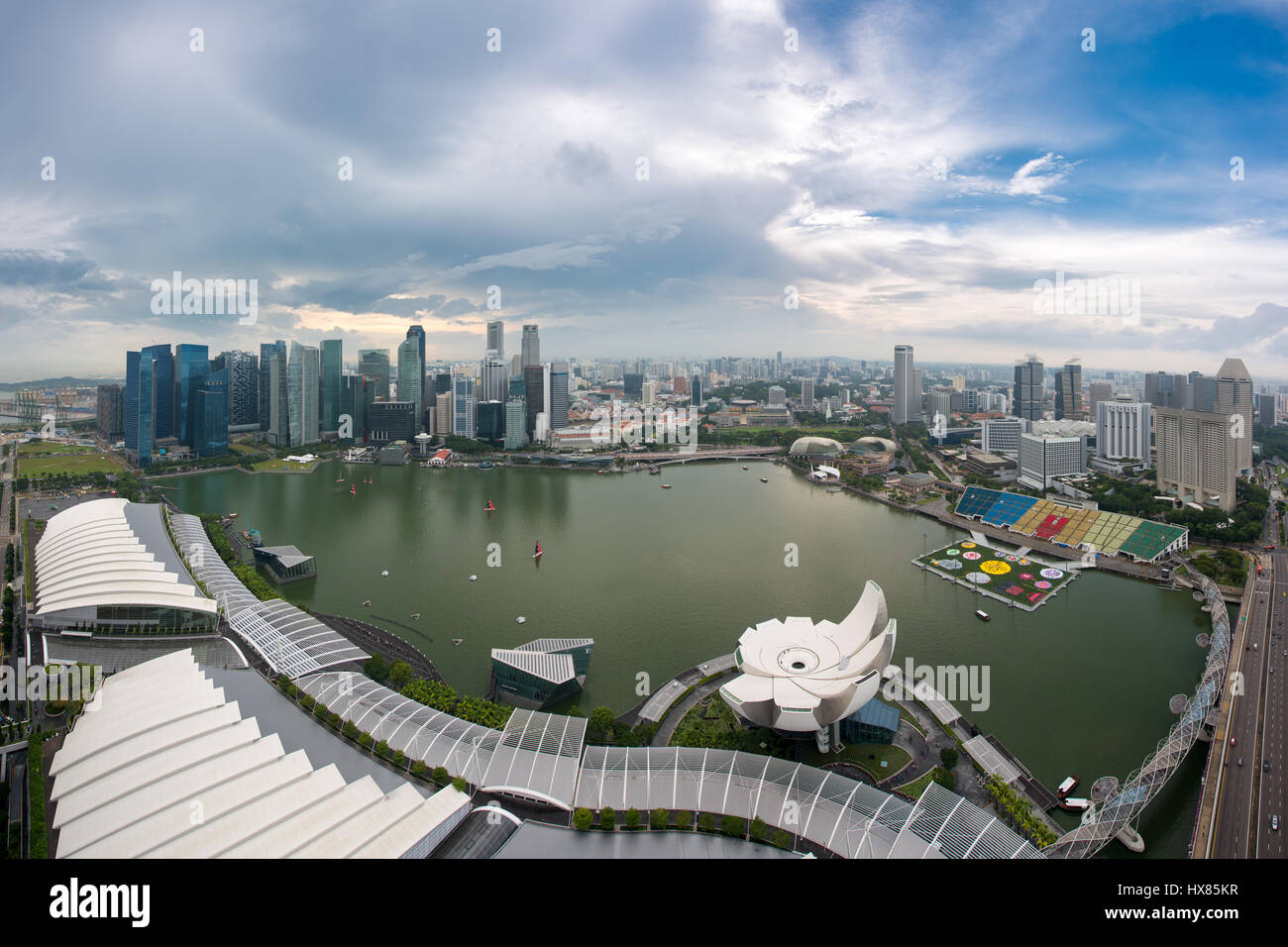 Vista aerea di Singapore al quartiere degli affari della città e al crepuscolo in Singapore, in Asia. Foto Stock