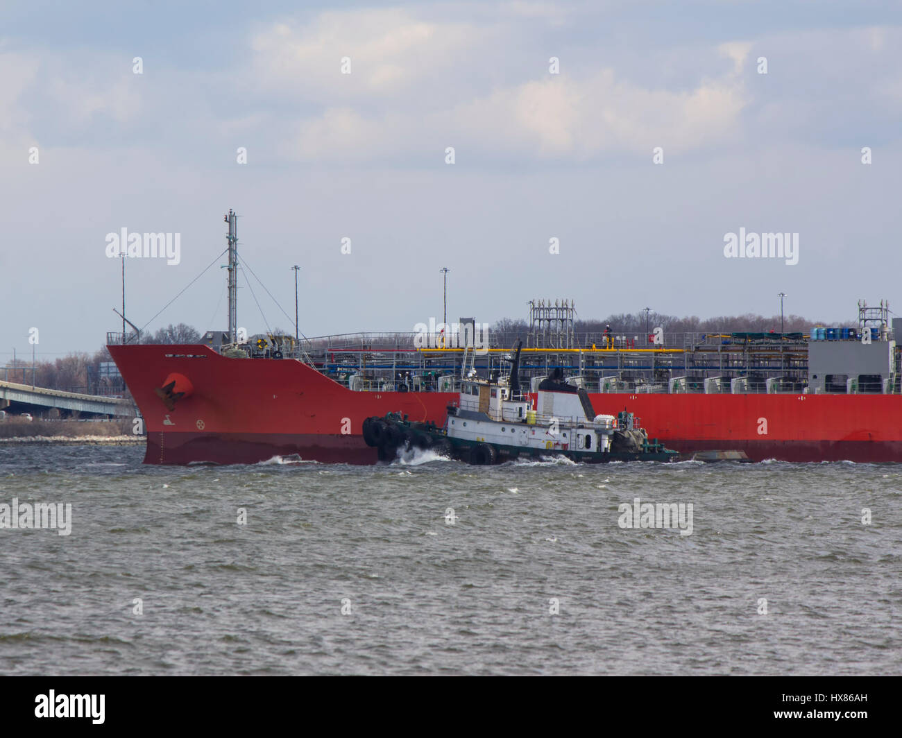Rimorchiatore assistere tanker vicino a Baltimora sulla baia di Chesapeake, avvicinando Francis Scott key bridge (I-695) Foto Stock