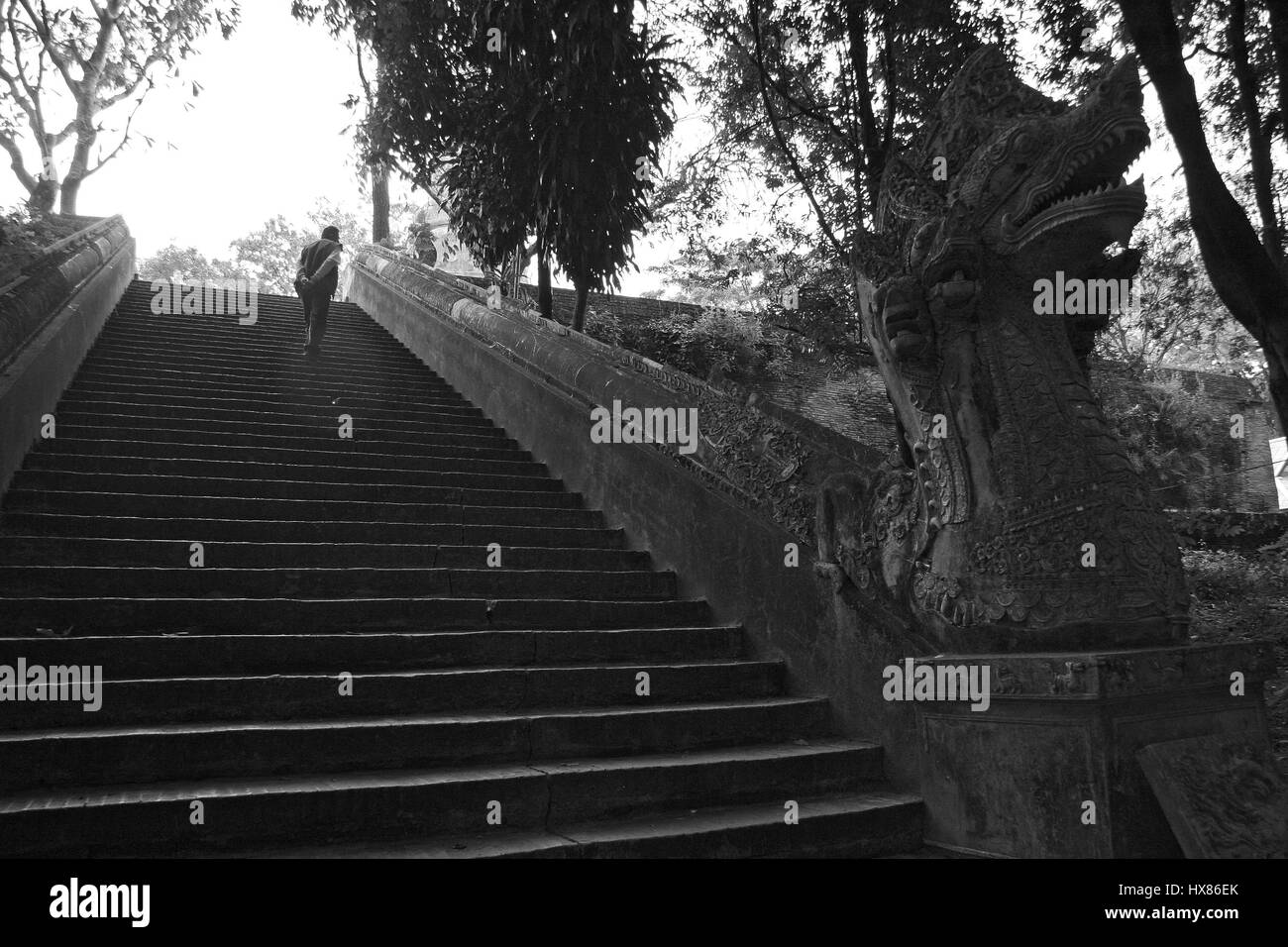 Qualcuno a piedi attorno al tempio di mattina tempo su , ChiangMai Thailandia Foto Stock