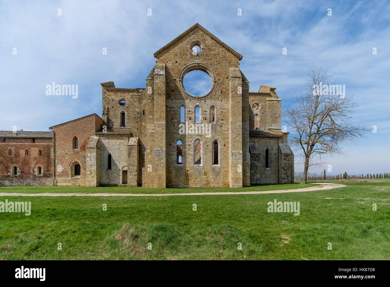 Antica abbazia di San Galgano in Toscana, Italia. Si trova a circa trenta chilometri dalla città medievale di Siena Foto Stock