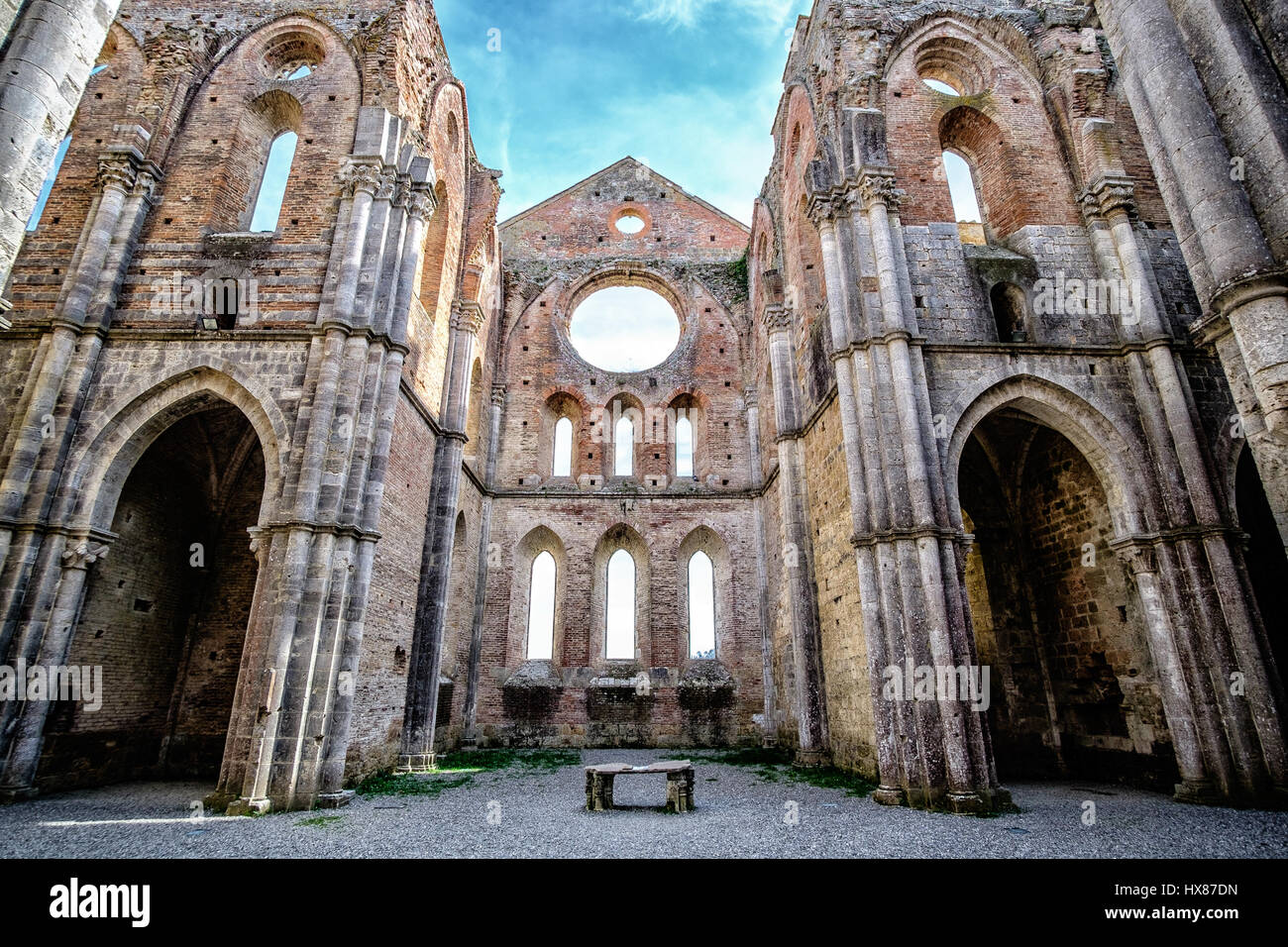 Antica abbazia di San Galgano in Toscana, Italia. Si trova a circa trenta chilometri dalla città medievale di Siena Foto Stock