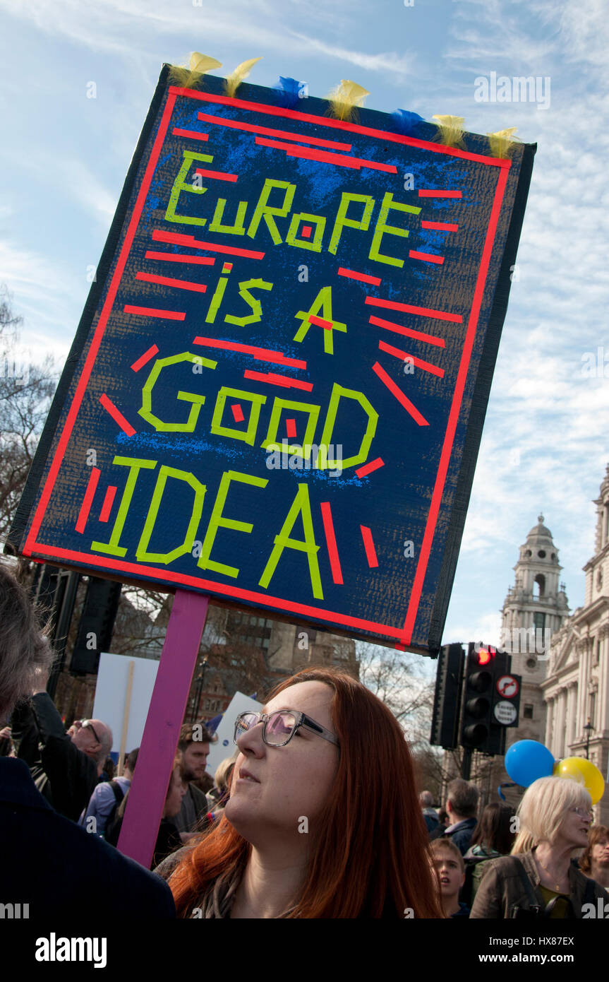 Unite per l'Europa marzo al Parlamento il 25 marzo 2017 , Londra. Una giovane donna che tiene un cartello che dice "l'Europa è una buona idea". Foto Stock