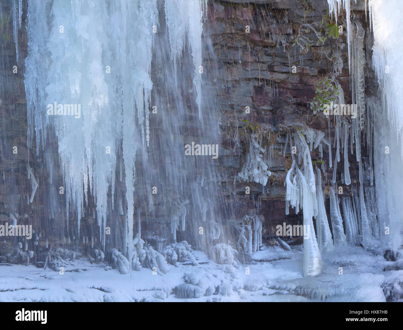 Congelati fangoso Creek Waterfall Foto Stock