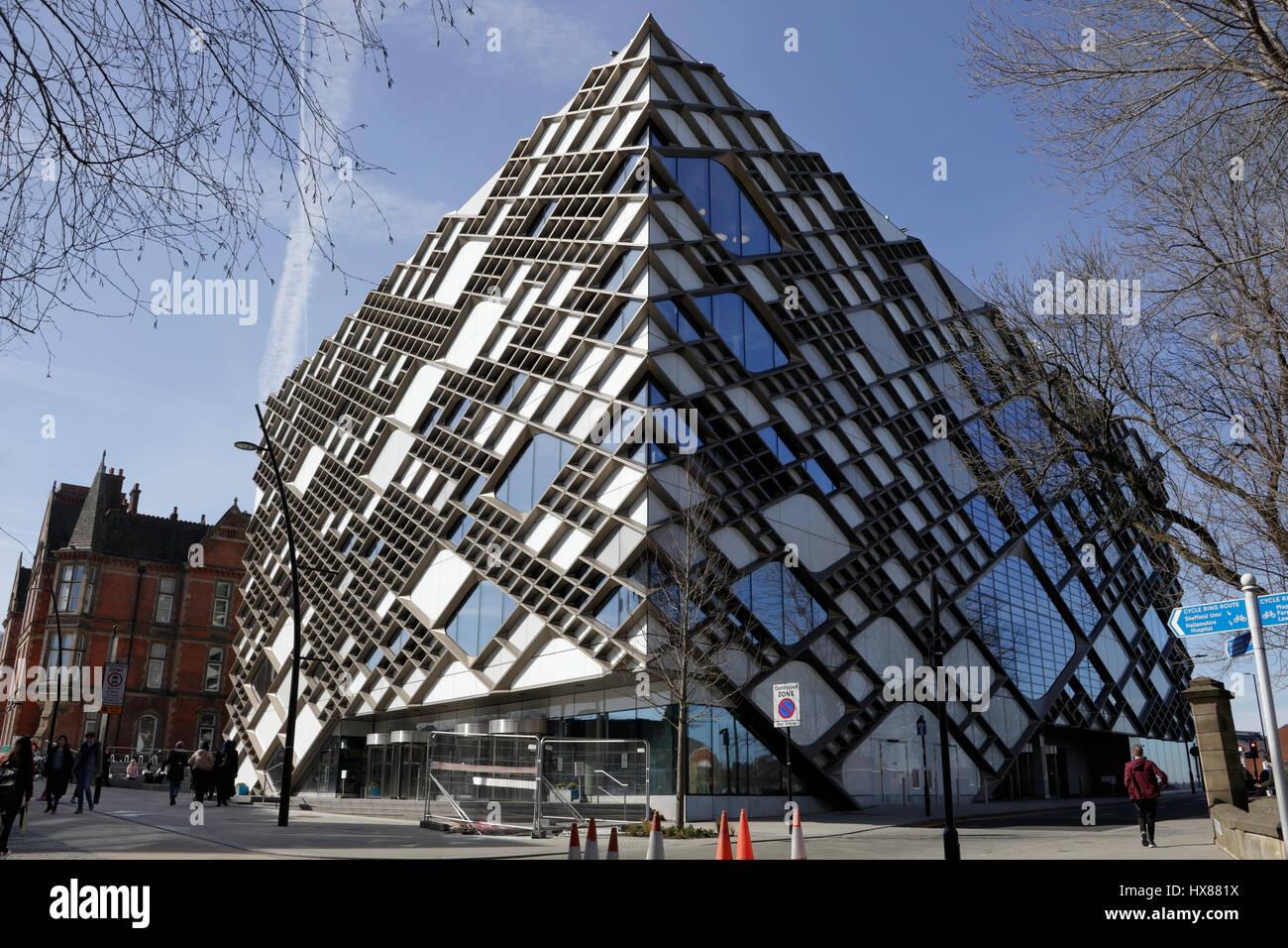 Diamond Building presso l'università di Sheffield, Inghilterra, Regno Unito, vincitore di un premio per l'architettura moderna, l'istruzione superiore britannica Foto Stock