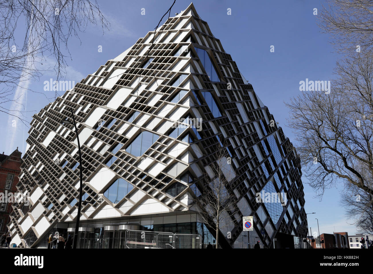 Diamond Building presso l'università di Sheffield, Inghilterra, Regno Unito, vincitore di un premio per l'architettura moderna, l'istruzione superiore britannica Foto Stock