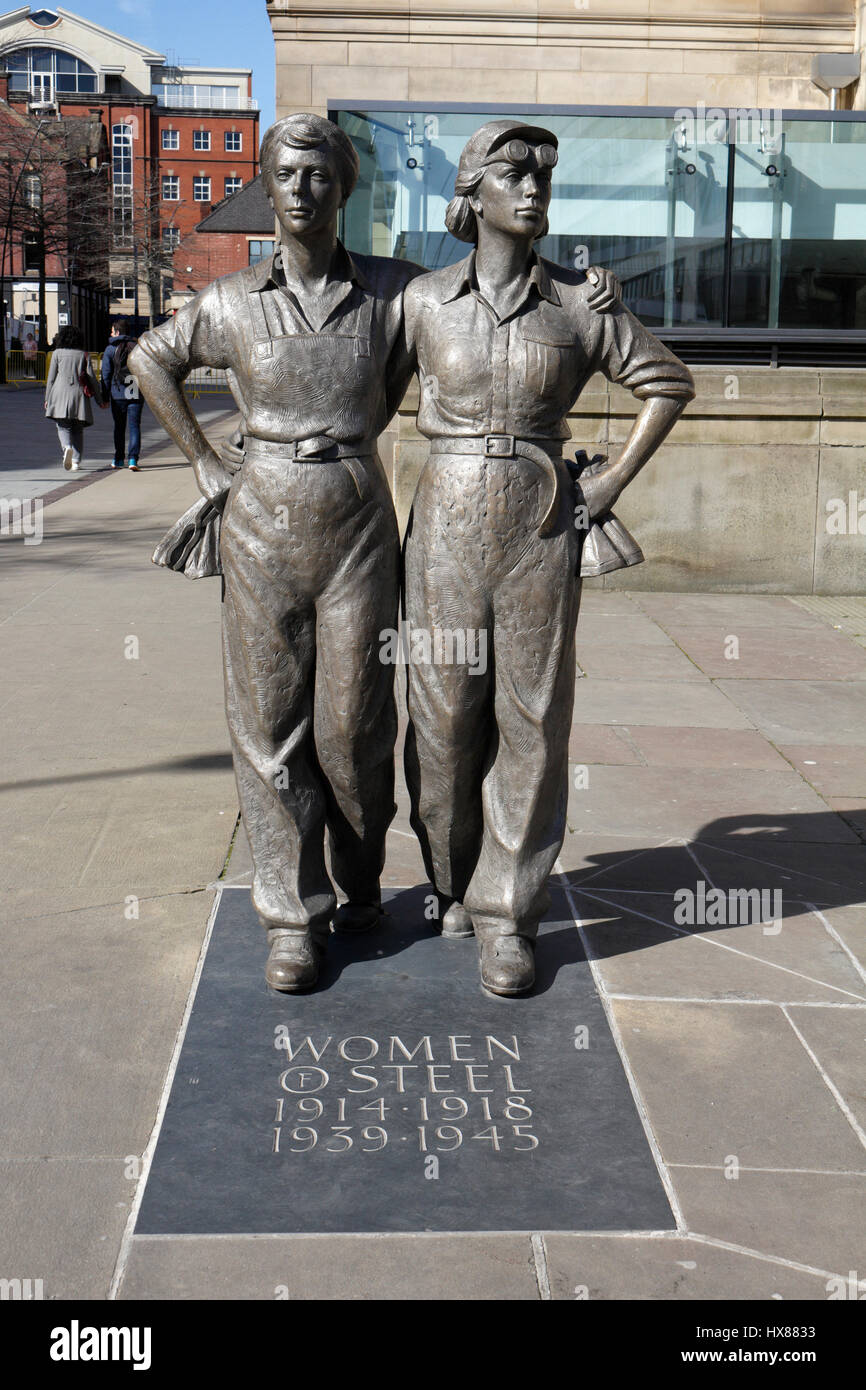 Scultura della statua in metallo delle donne d'acciaio, Barkers Pool Sheffield City Hall Inghilterra UK City Center Public Art Monument Foto Stock