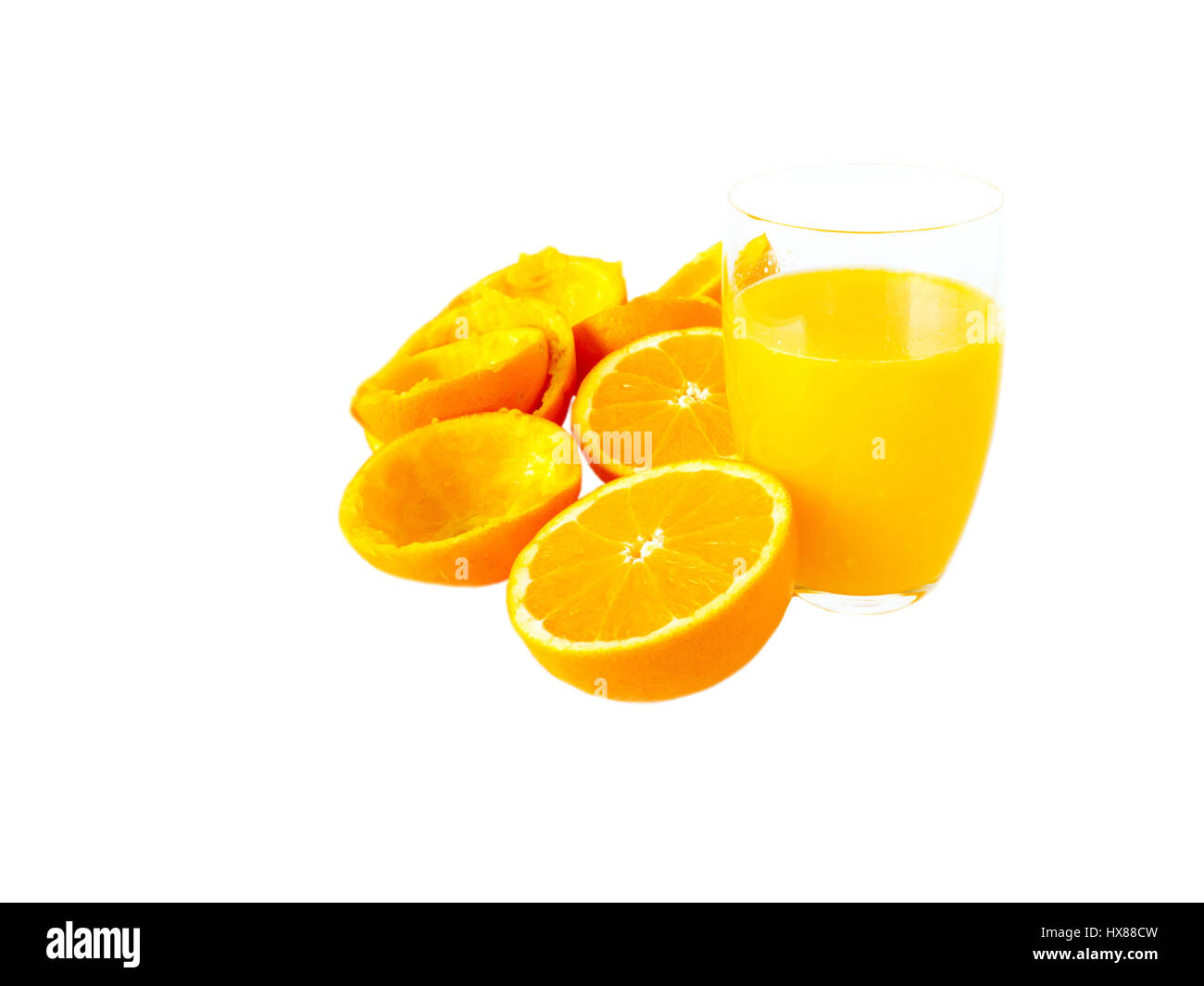 Il succo d'arancia fresco nel vetro e frutti di colore arancione metà e peel isolato su bianco Foto Stock