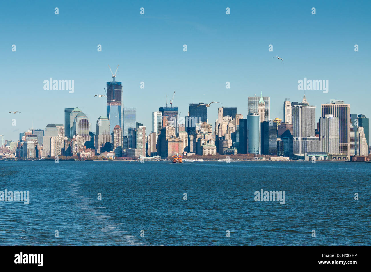 Una vista panoramica dello skyline di Manhattan a New York City. Il primo piano della foto è il fiume Hudson. Foto Stock