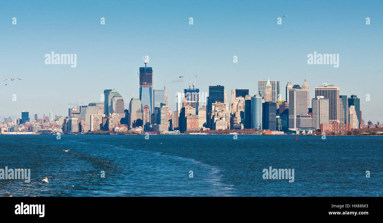 Una vista panoramica dello skyline di Manhattan a New York City. Il primo piano della foto è il fiume Hudson. Foto Stock