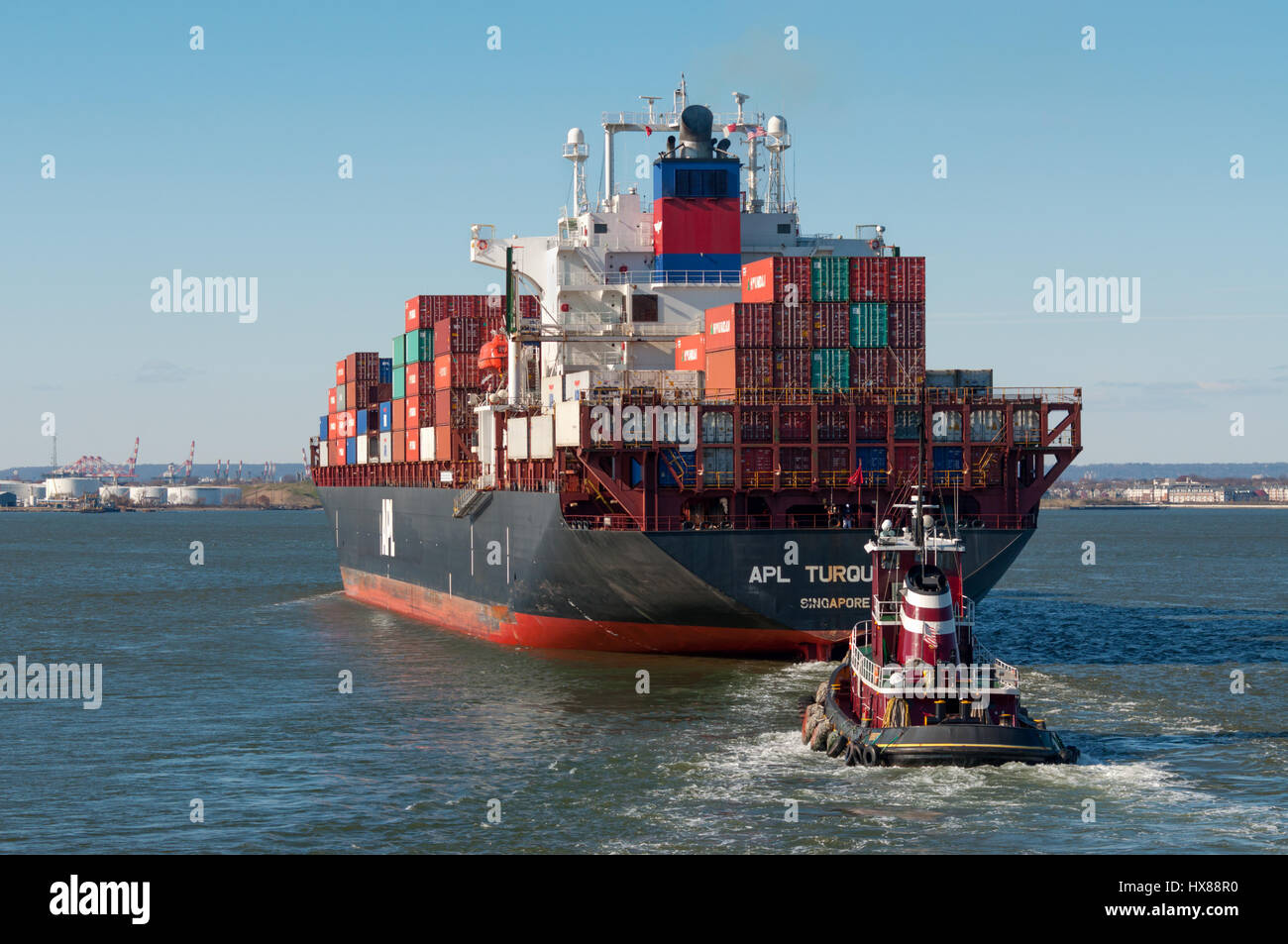 La città di New York, Stati Uniti d'America - 18 Novembre 2011: nave portacontainer APL turchese con un rimorchiatore di accompagnamento nel porto di New York a Novembre 18, 2011, Stati Uniti Foto Stock